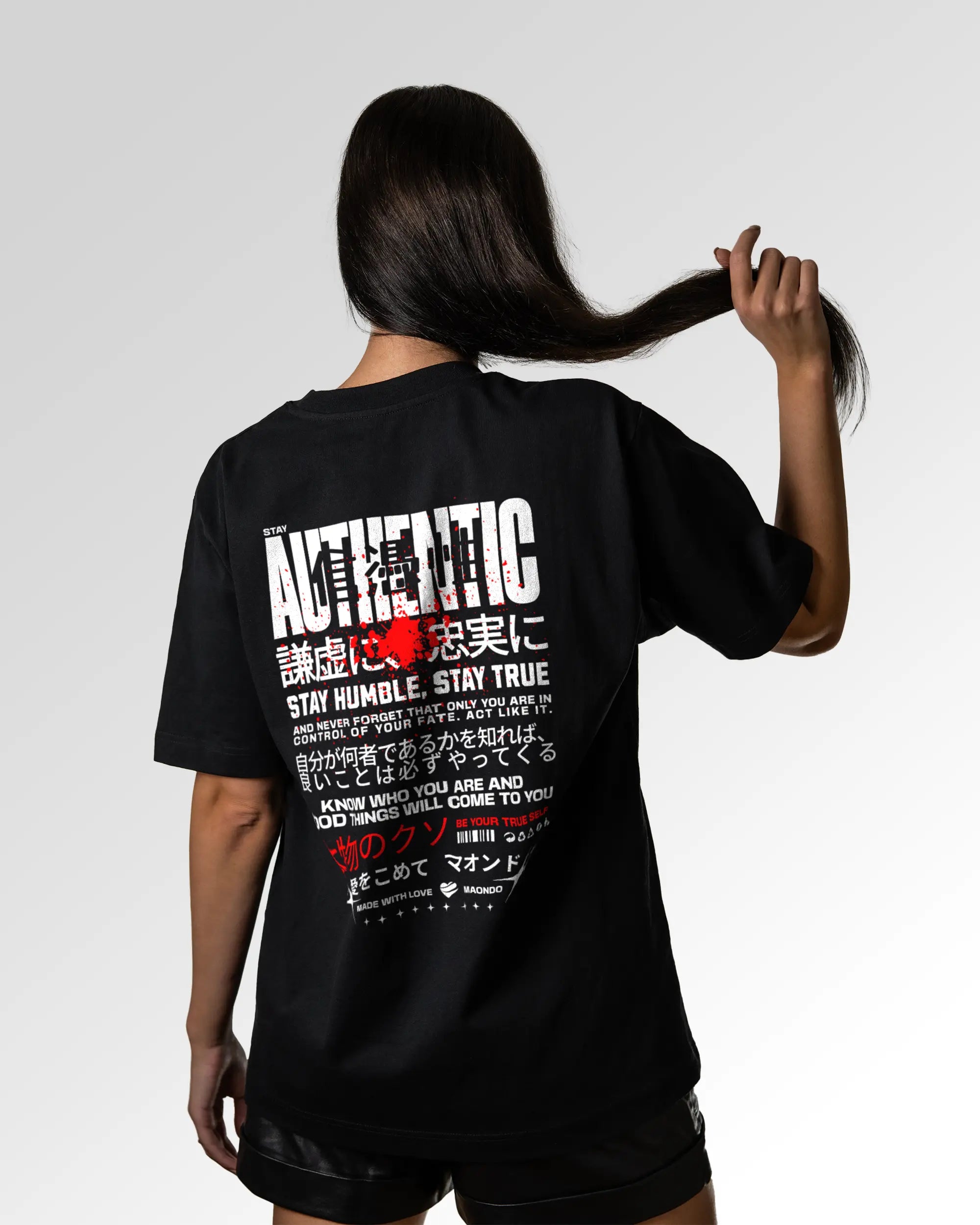 Weiblicher Modelshot der sekundären Druckseite des Organic Unisex T-Shirts von Maondo im Oversized Fit mit dem Design Authentic Shit in der Farbe Black