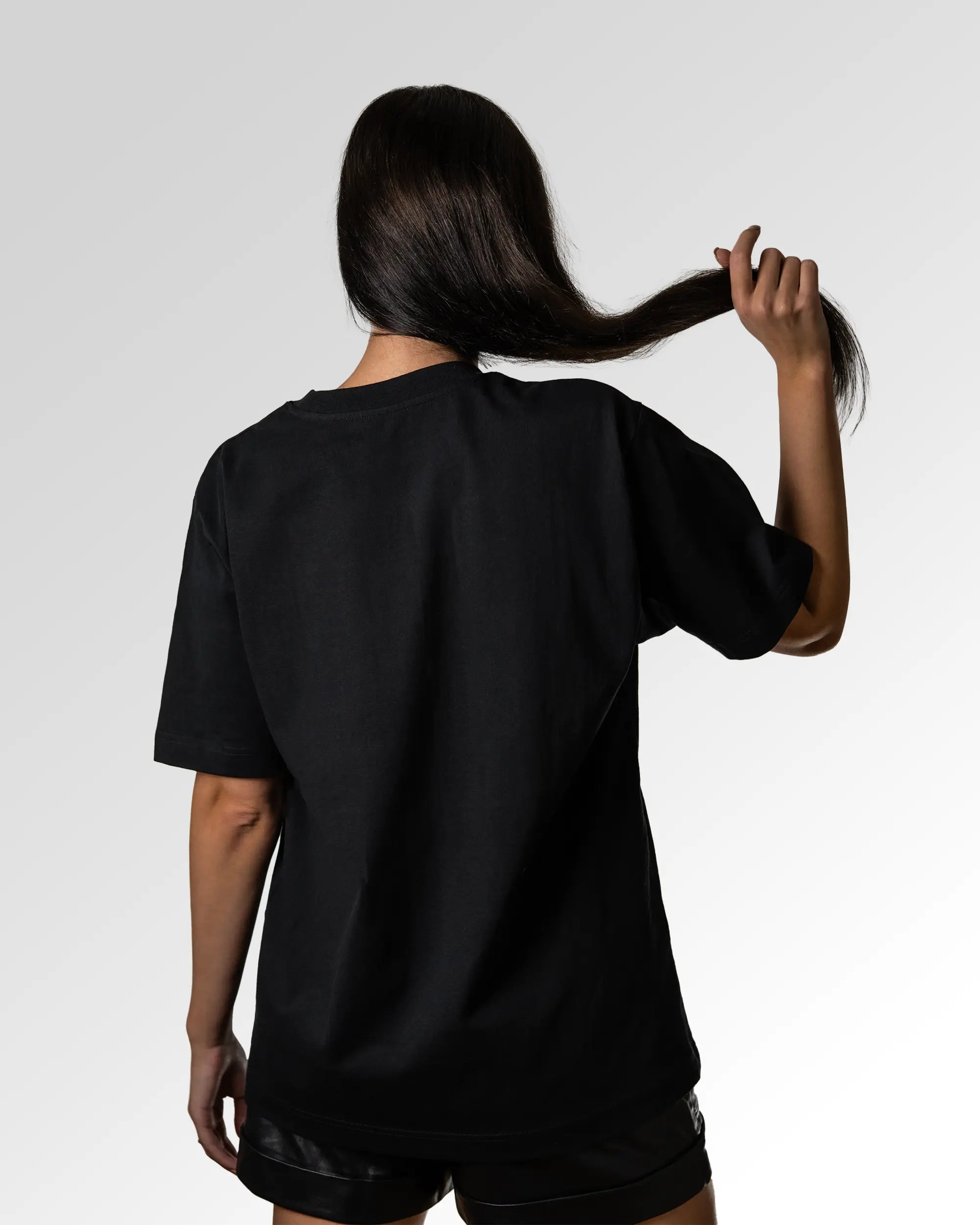 Sekundärer Modelshot der unbedruckten Seite des Organic Unisex T-Shirts von Maondo im Oversized Fit mit dem Design Silber for life in der Farbe Black