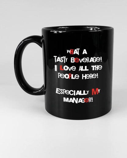 Titelbild, das die linke Seite der beidseitig bedruckten Keramiktasse von Maondo mit dem Design Help me in der Farbe Black auf einem Holztisch zeigt