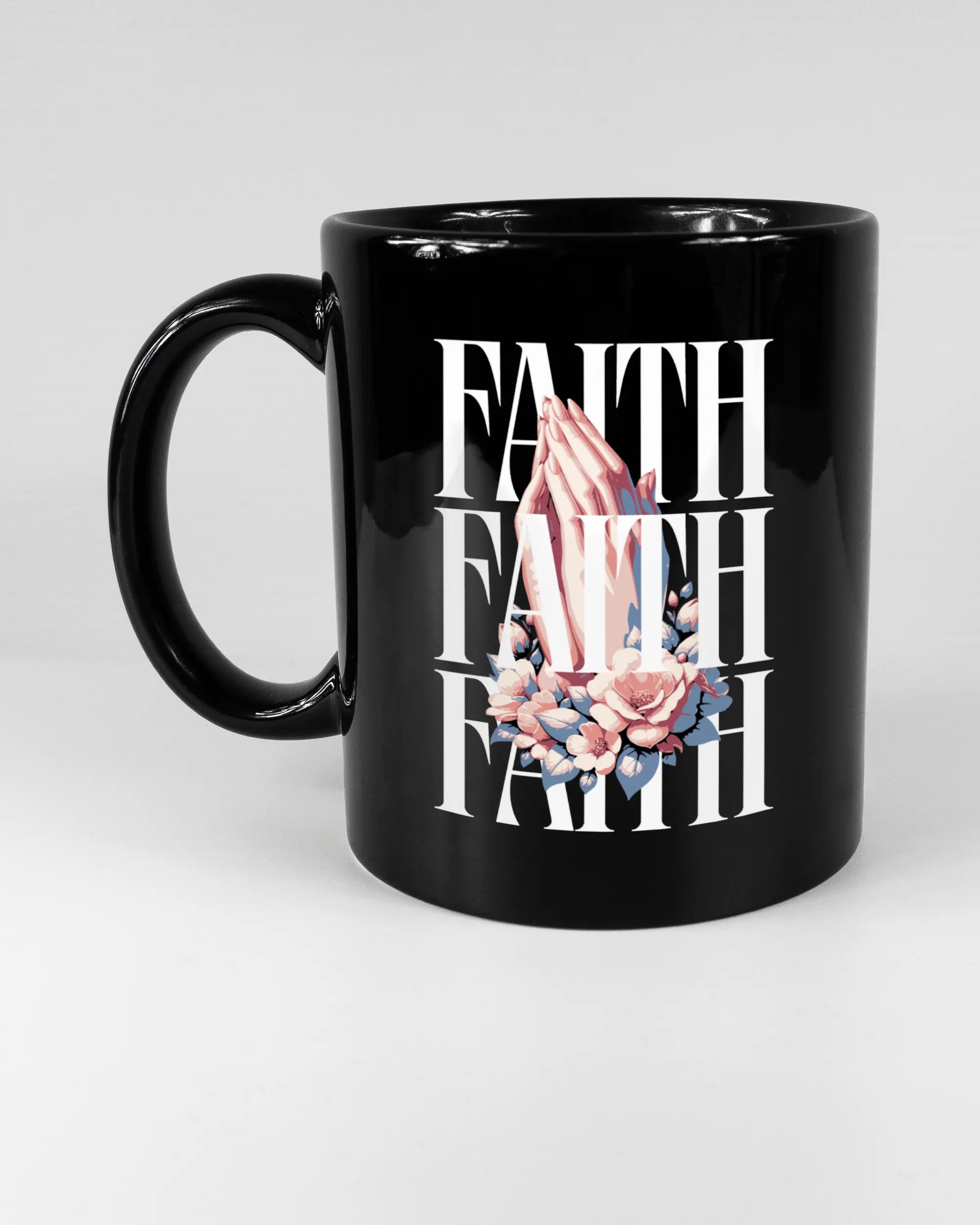 Titelbild, das die linke Seite der beidseitig bedruckten Keramiktasse von Maondo mit dem Design Faith X3 in der Farbe Black auf einem Holztisch zeigt