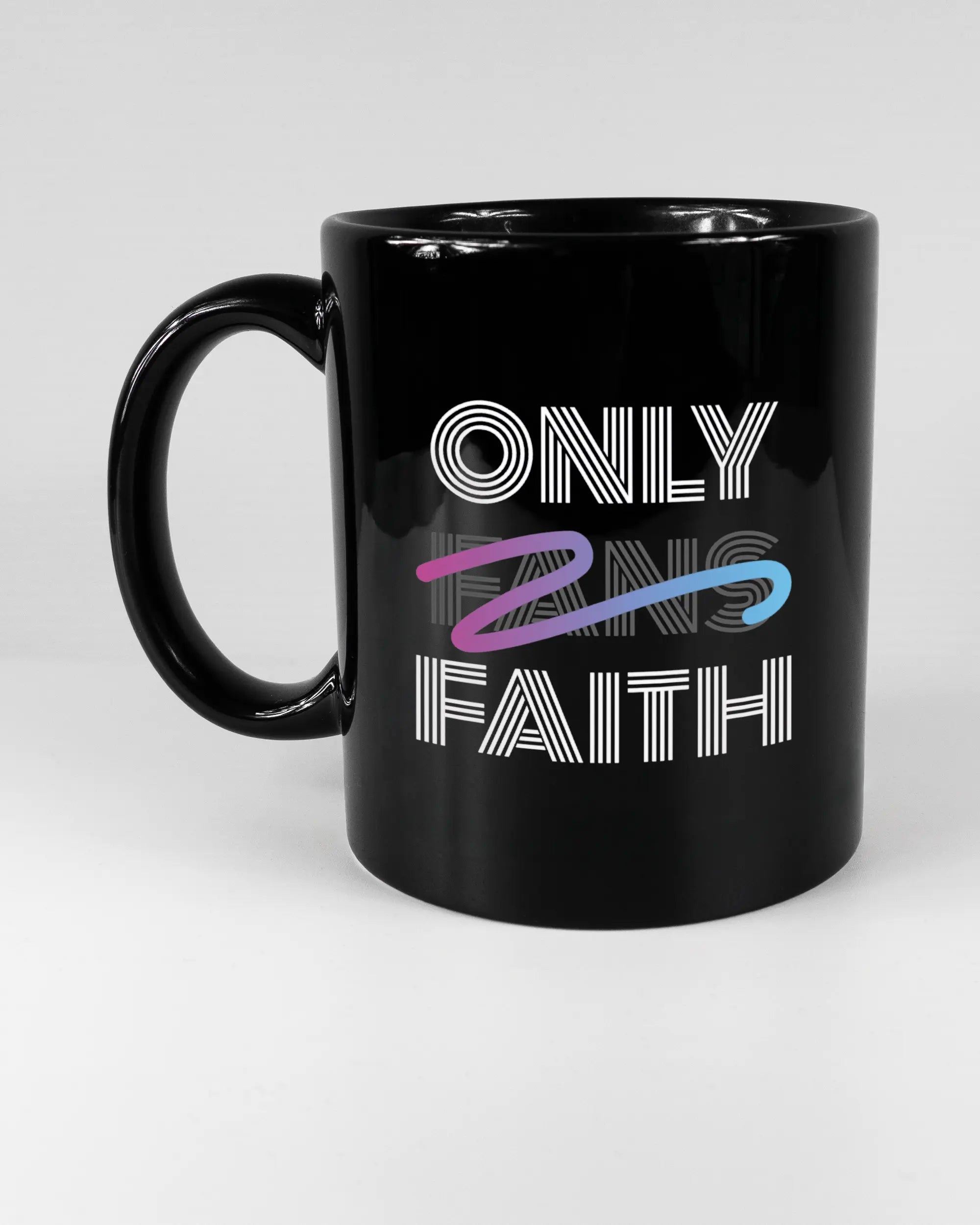 Titelbild, das die linke Seite der beidseitig bedruckten Keramiktasse von Maondo mit dem Design Only Faith in der Farbe Black auf einem Holztisch zeigt