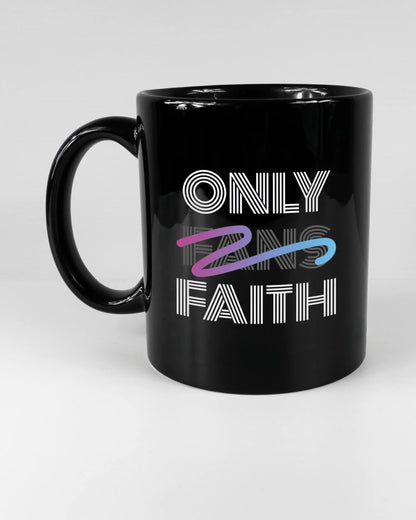 Titelbild, das die linke Seite der beidseitig bedruckten Keramiktasse von Maondo mit dem Design Only Faith in der Farbe Black auf einem Holztisch zeigt