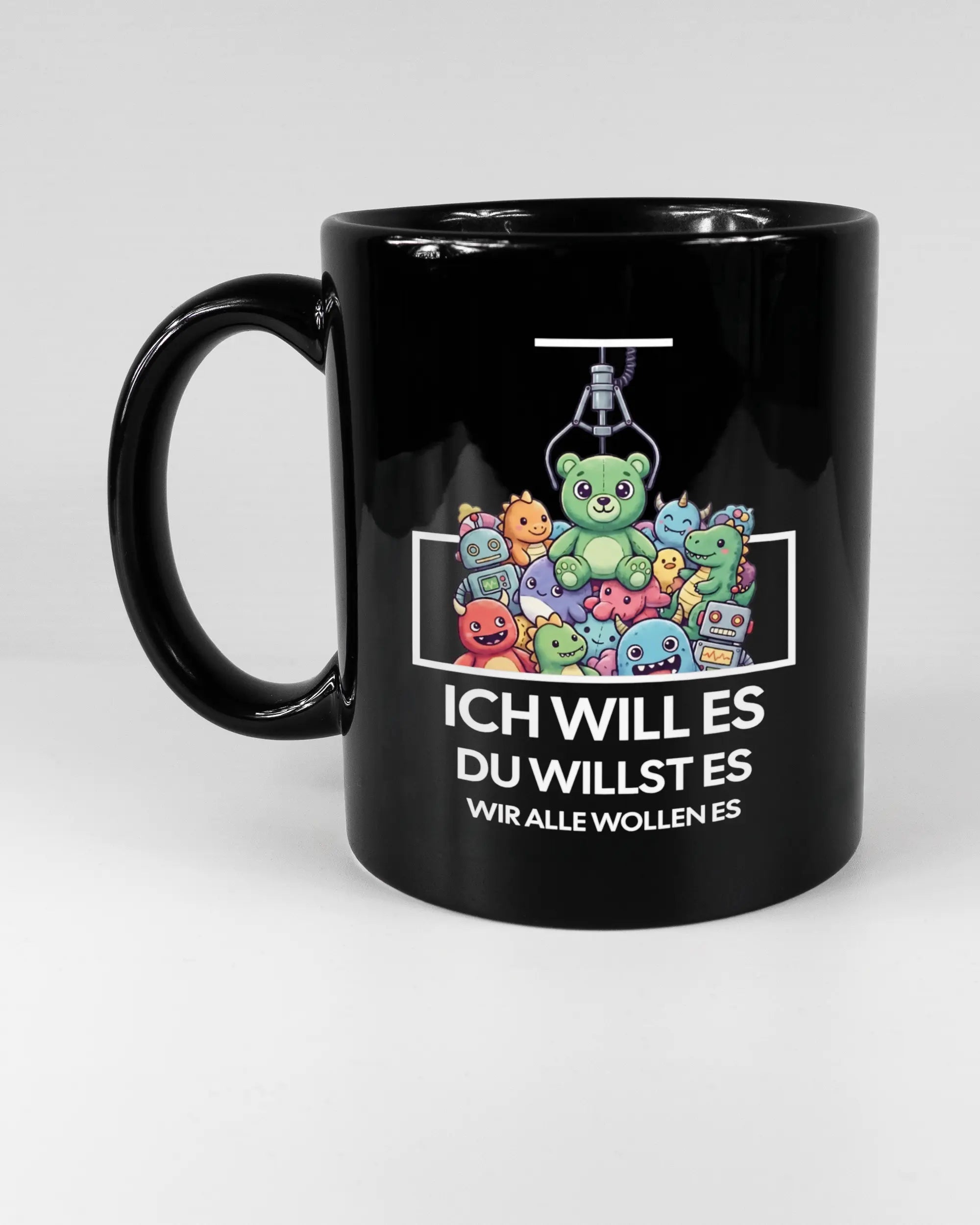 Titelbild, das die linke Seite der beidseitig bedruckten Keramiktasse von Maondo mit dem Design Will Stofftier in der Farbe Black auf einem Holztisch zeigt