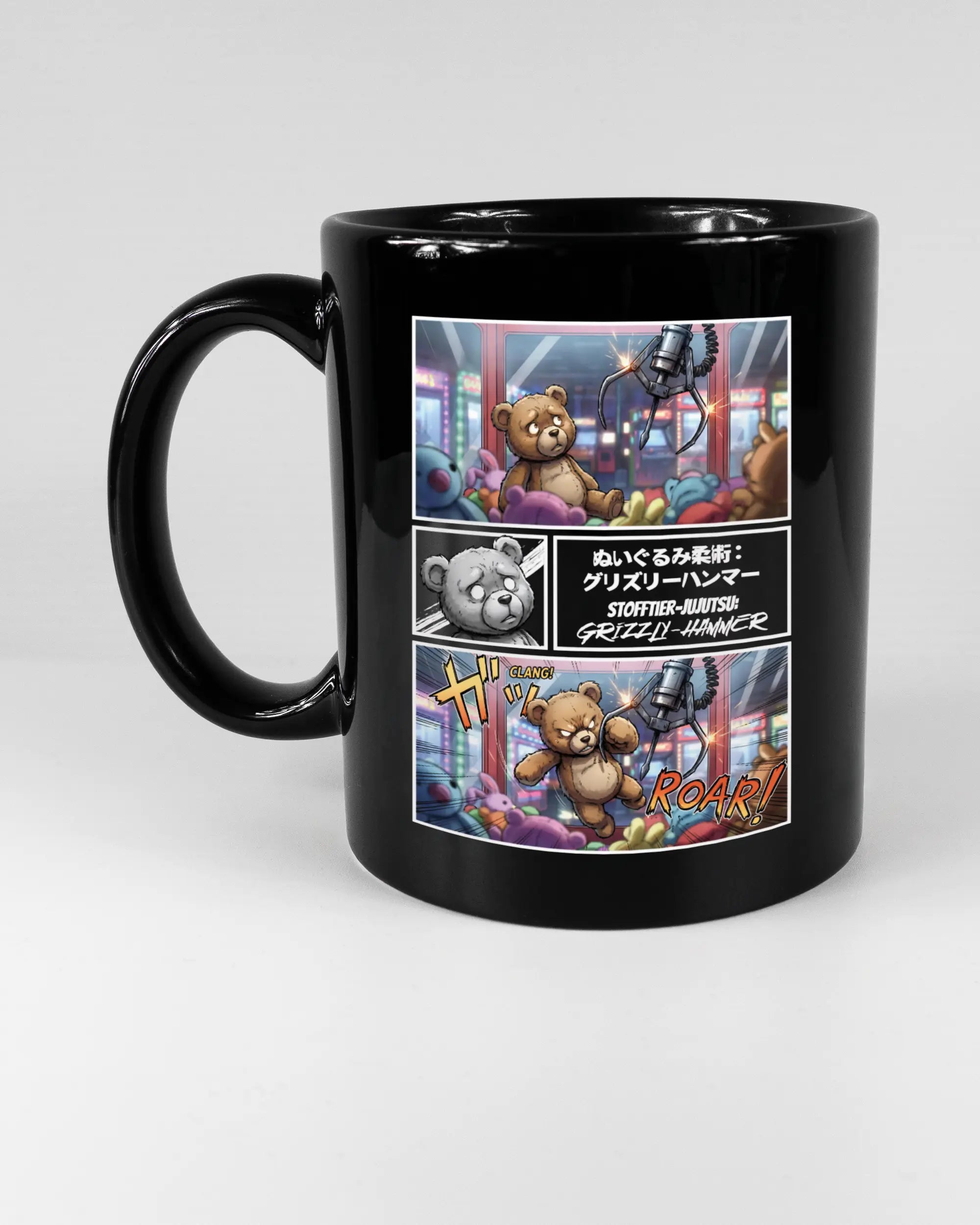 Titelbild, das die linke Seite der beidseitig bedruckten Keramiktasse von Maondo mit dem Design Manga Stoff in der Farbe Black auf einem Holztisch zeigt