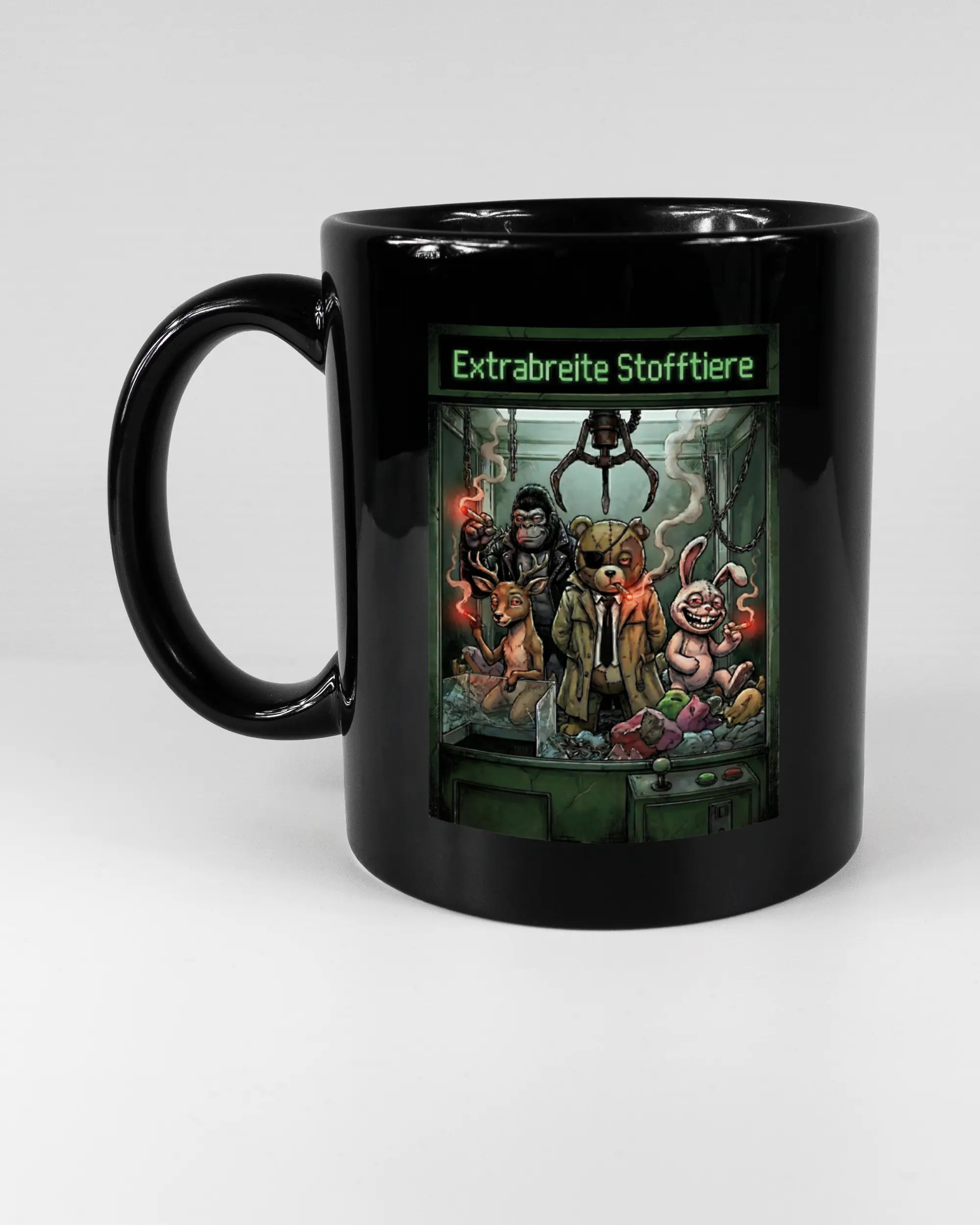 Titelbild, das die linke Seite der beidseitig bedruckten Keramiktasse von Maondo mit dem Design Extrabreit in der Farbe Black auf einem Holztisch zeigt