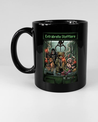 Titelbild, das die linke Seite der beidseitig bedruckten Keramiktasse von Maondo mit dem Design Extrabreit in der Farbe Black auf einem Holztisch zeigt