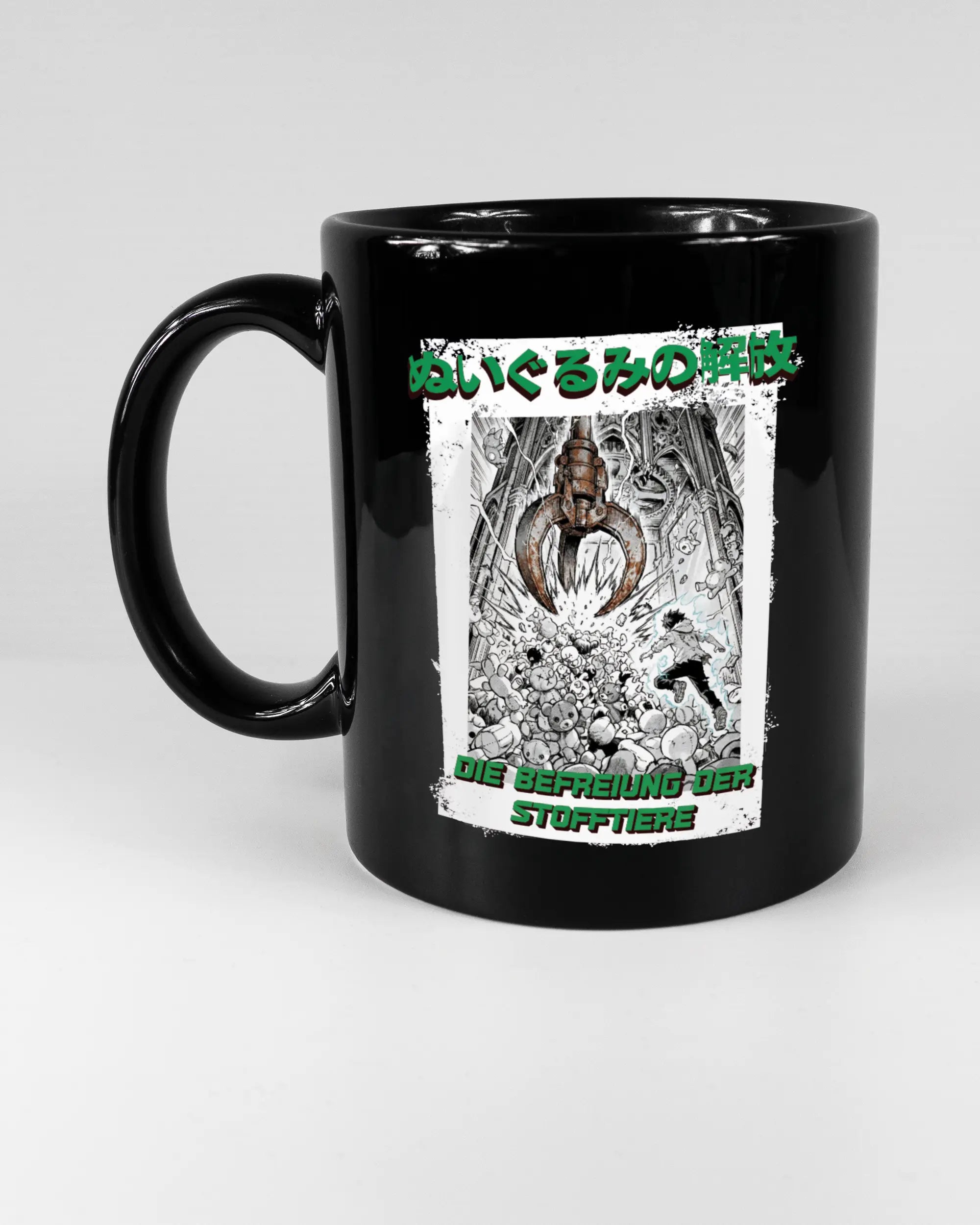 Titelbild, das die linke Seite der beidseitig bedruckten Keramiktasse von Maondo mit dem Design Save 1 Stofftier in der Farbe Black auf einem Holztisch zeigt