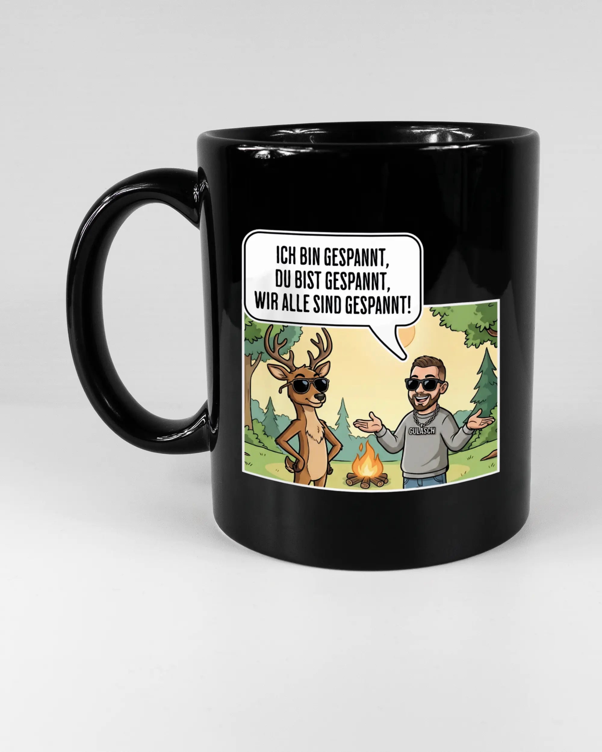 Titelbild, das die linke Seite der beidseitig bedruckten Keramiktasse von Maondo mit dem Design Vollspannung in der Farbe Black auf einem Holztisch zeigt