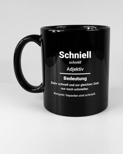 Titelbild, das die linke Seite der beidseitig bedruckten Keramiktasse von Maondo mit dem Design Schniell in der Farbe Black auf einem Holztisch zeigt