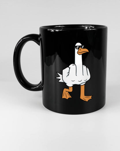 Titelbild, das die linke Seite der beidseitig bedruckten Keramiktasse von Maondo mit dem Design I give a duck in der Farbe Black auf einem Holztisch zeigt
