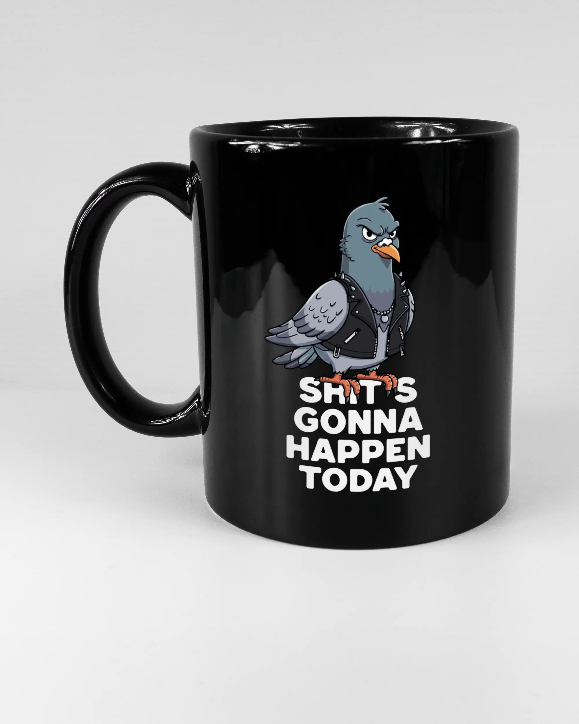 Titelbild, das die linke Seite der beidseitig bedruckten Keramiktasse von Maondo mit dem Design Pigeon Pun in der Farbe Black auf einem Holztisch zeigt