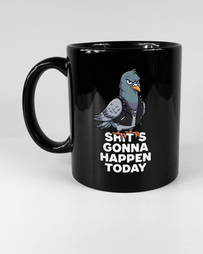 Titelbild, das die linke Seite der beidseitig bedruckten Keramiktasse von Maondo mit dem Design Pigeon Pun in der Farbe Black auf einem Holztisch zeigt