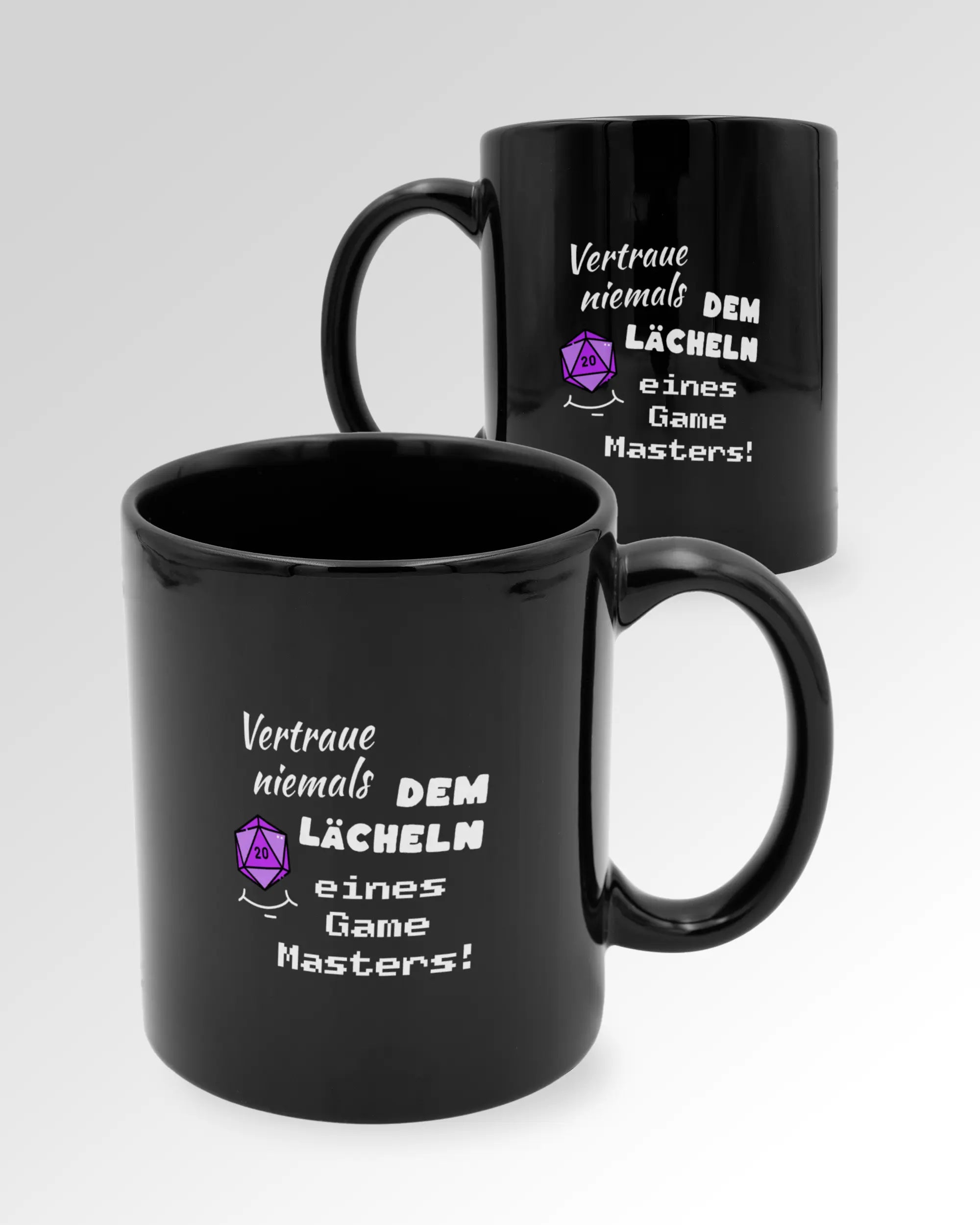 Variantenbild der beidseitig bedruckten Keramik Tasse von Maondo mit dem Design Game Master in der Farbe Schwarz