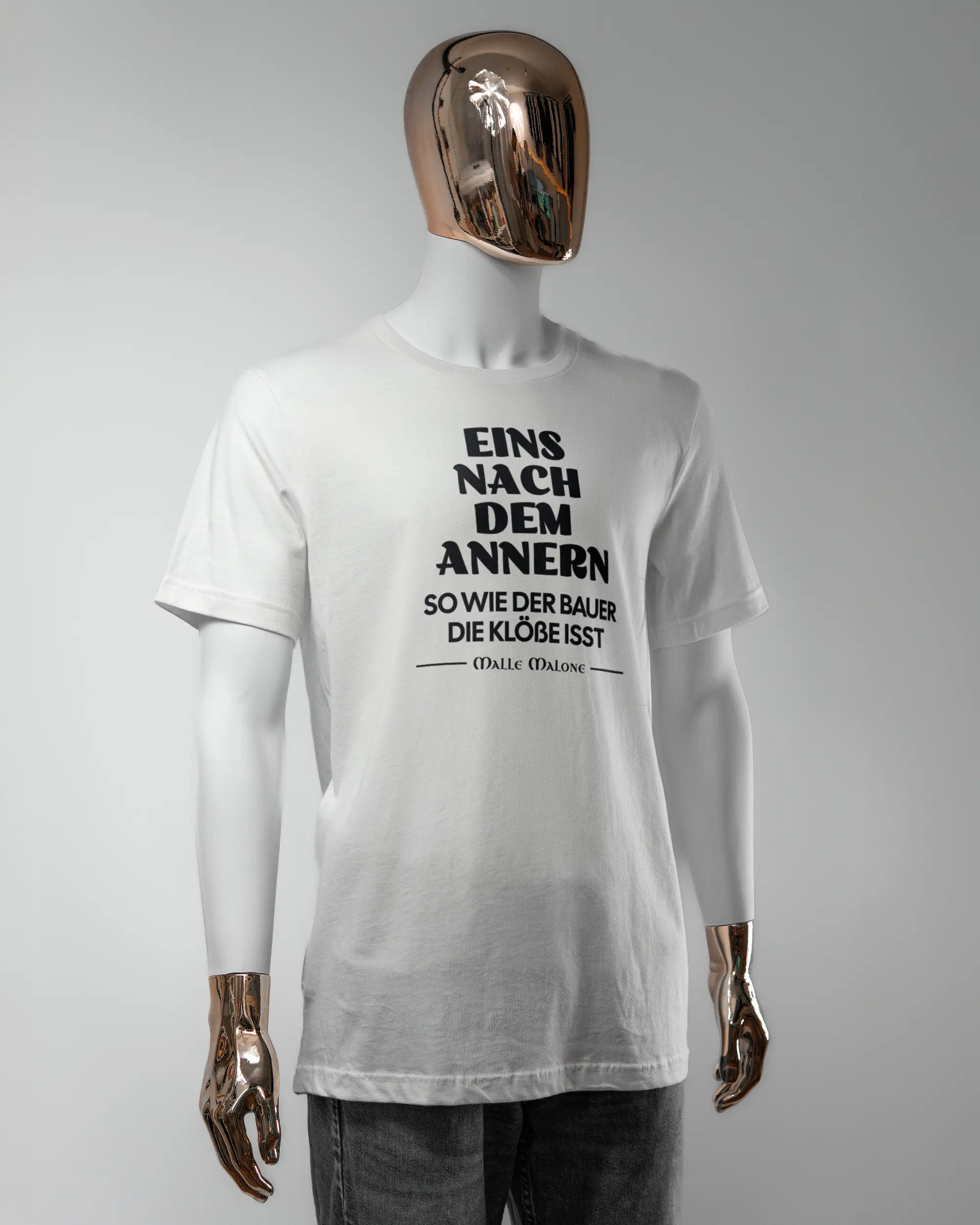 Vorderseite des Basic Unisex T-Shirt Light von Maondo mit dem Design Eins nach dem Annern in der Farbe White und in der Größe L getragen von einer maskulinen Puppe