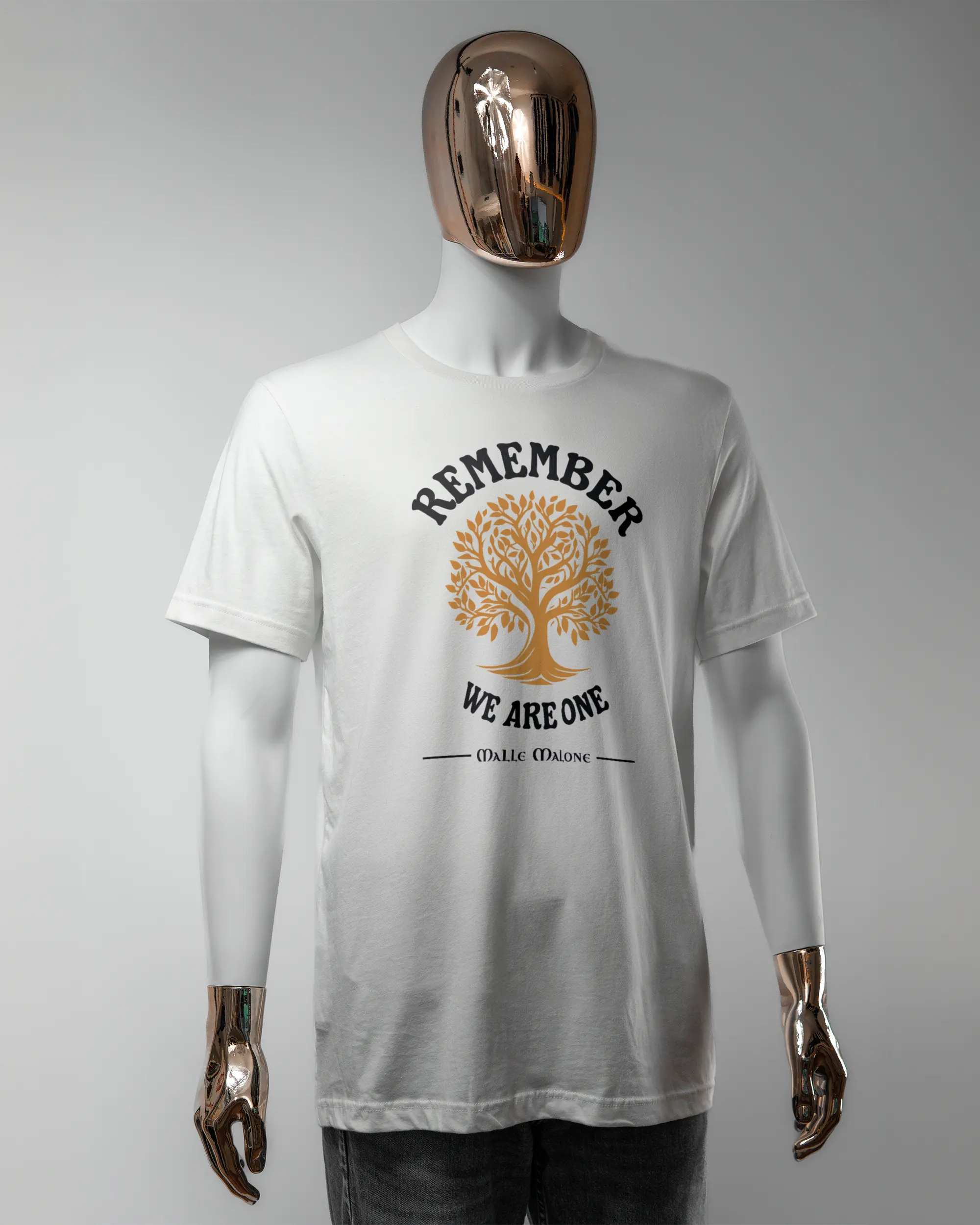 Vorderseite des Basic Unisex T-Shirt Light von Maondo mit dem Design We are one in der Farbe White und in der Größe L getragen von einer maskulinen Puppe