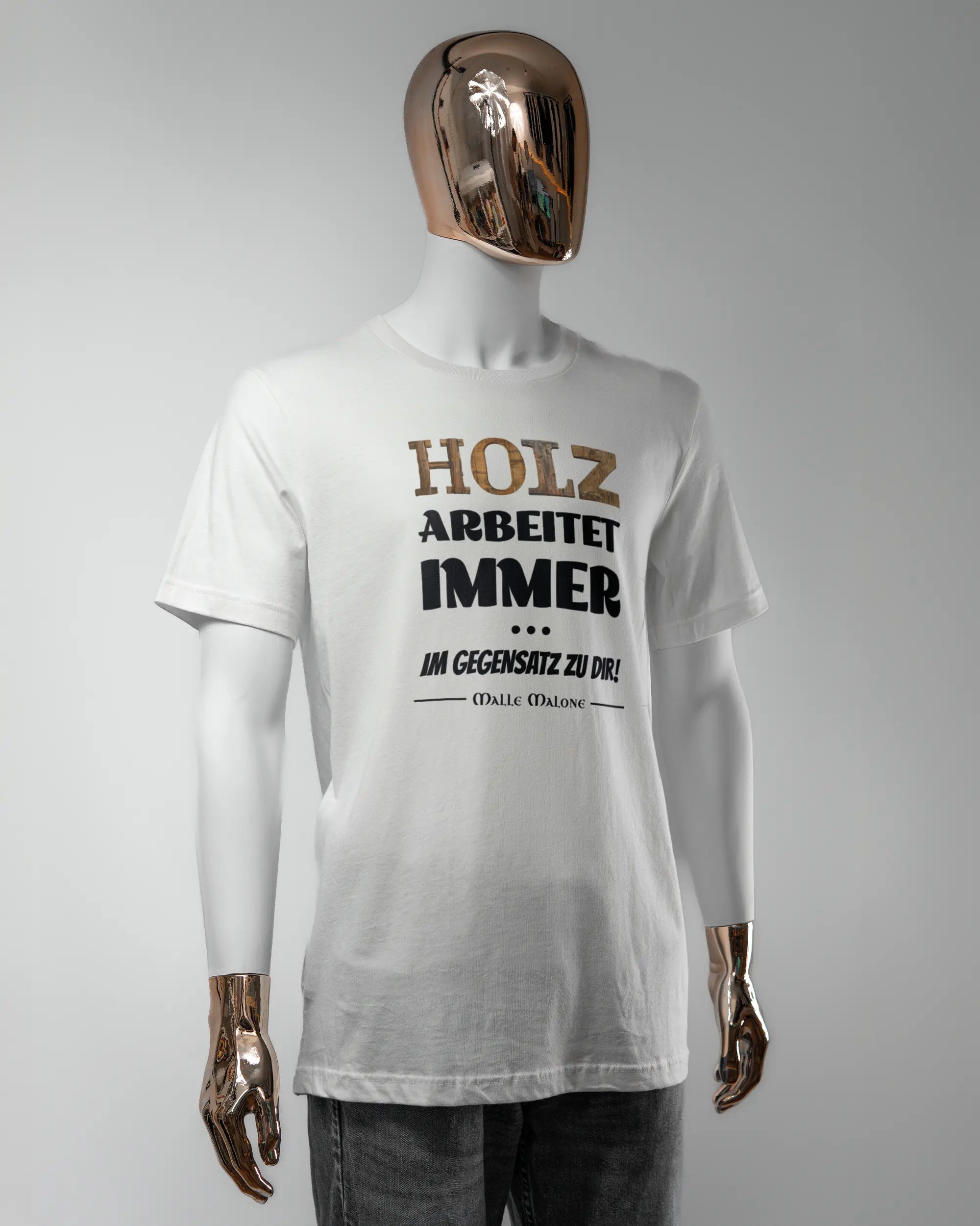 Vorderseite des Basic Unisex T-Shirt Light von Maondo mit dem Design Holzarbeit in der Farbe White und in der Größe L getragen von einer maskulinen Puppe