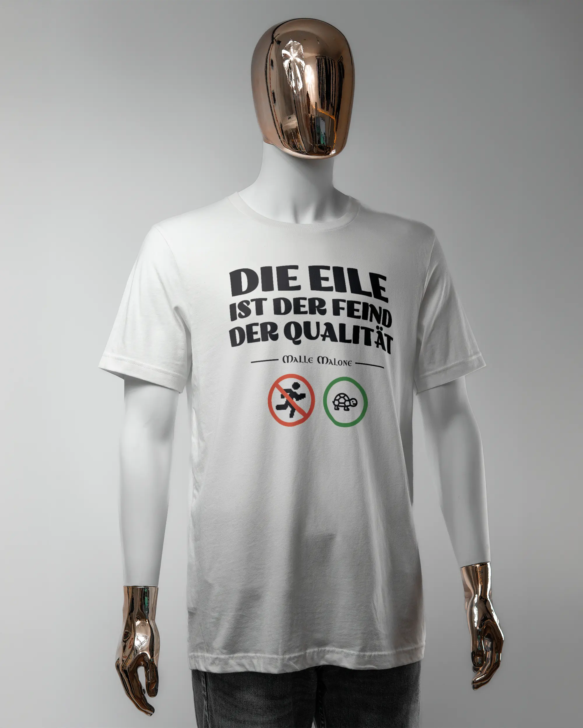Vorderseite des Basic Unisex T-Shirt Light von Maondo mit dem Design Keine Eile in der Farbe White und in der Größe L getragen von einer maskulinen Puppe