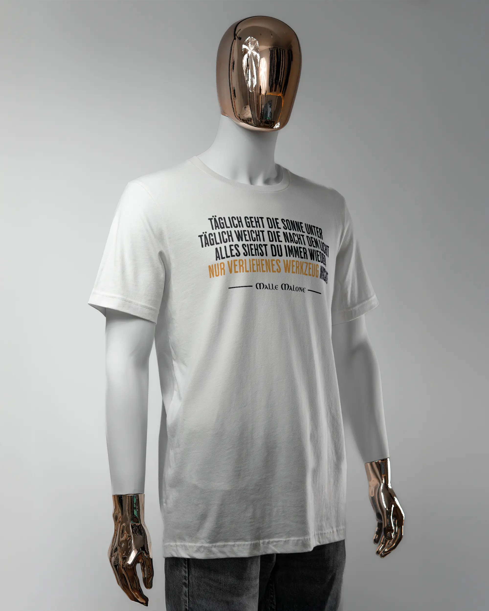 Vorderseite des Basic Unisex T-Shirt Light von Maondo mit dem Design Wegzeug in der Farbe White und in der Größe L getragen von einer maskulinen Puppe