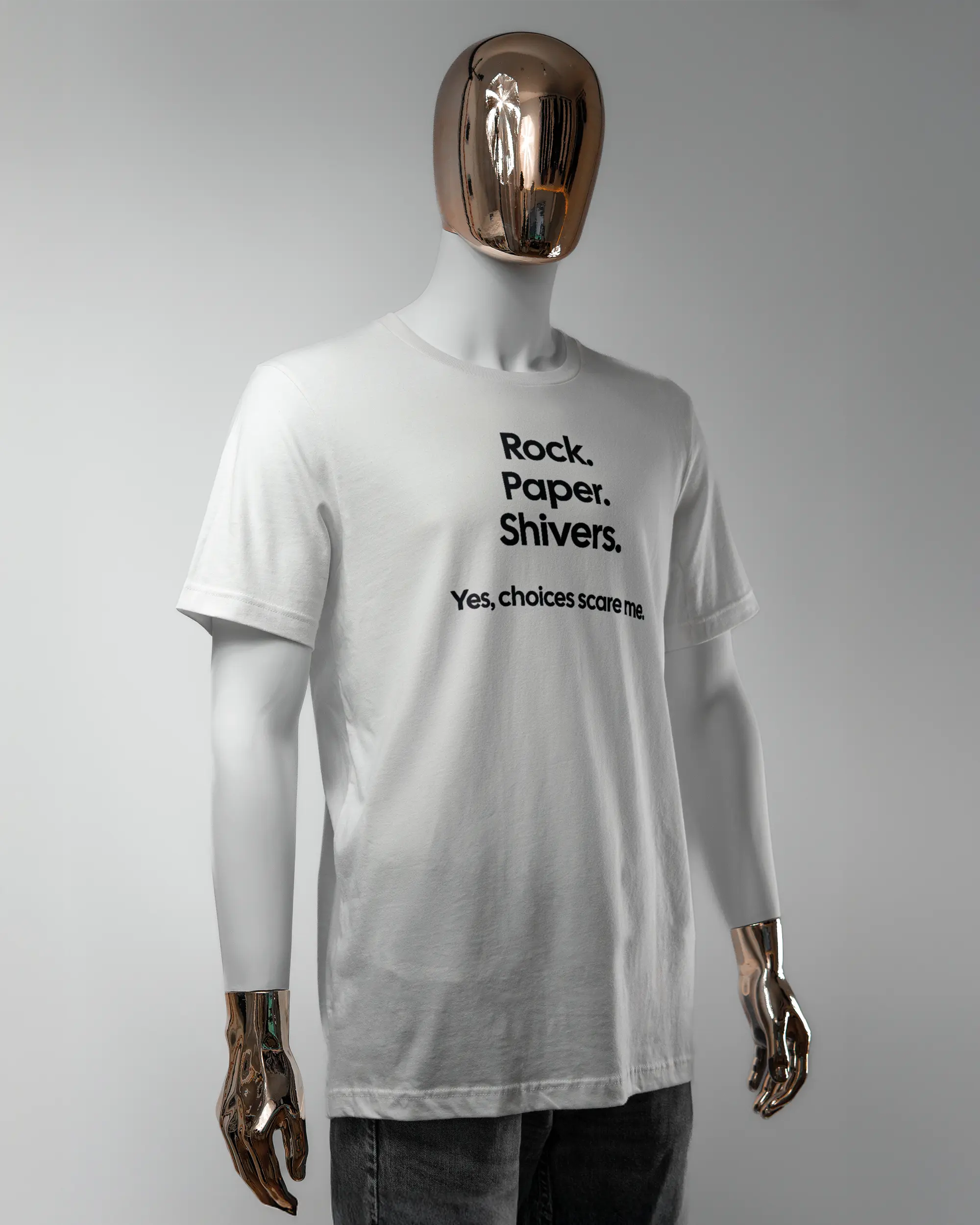 Vorderseite des Basic Unisex T-Shirt Light von Maondo mit dem Design Rock Paper Shivers in der Farbe White und in der Größe L getragen von einer maskulinen Puppe