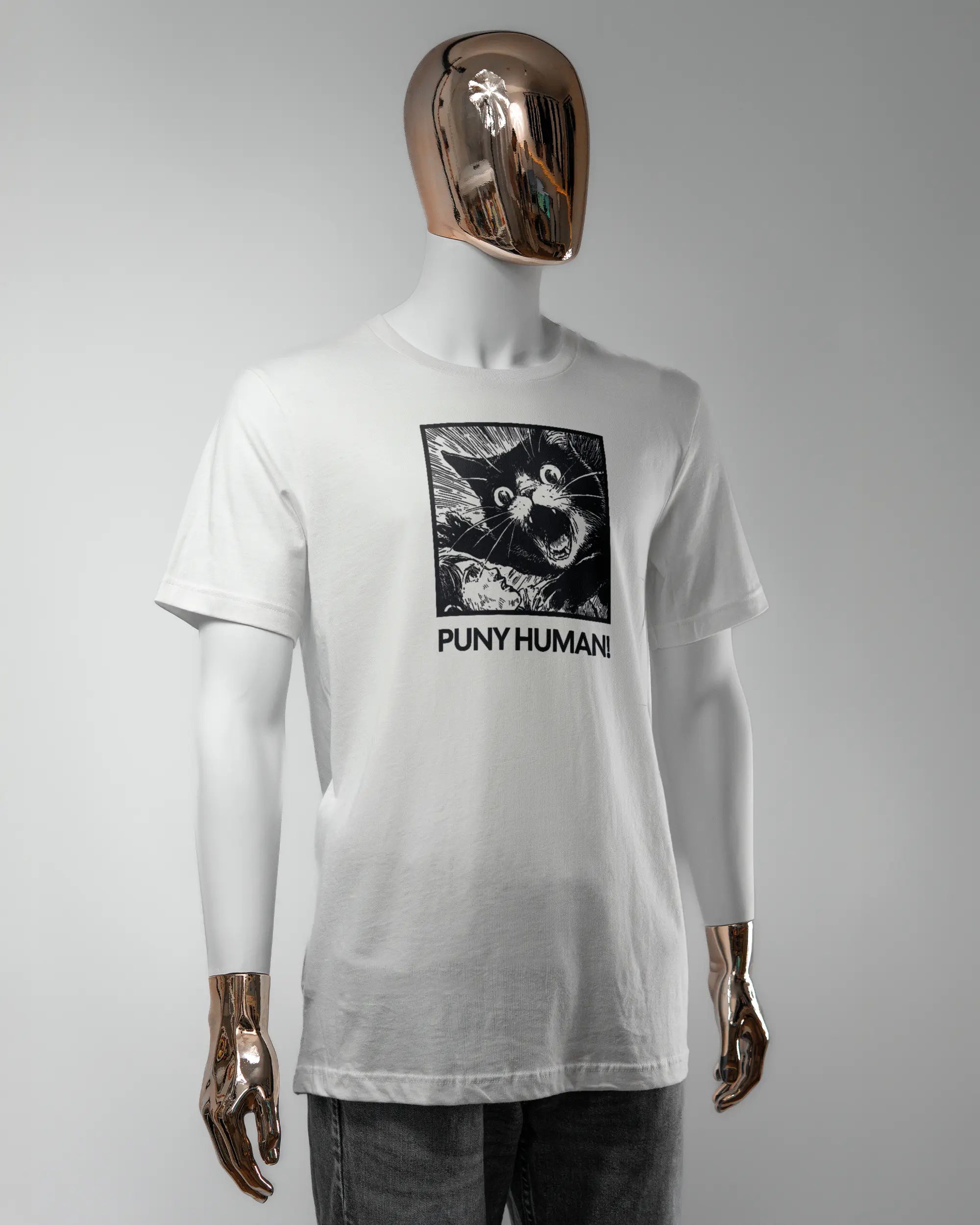 Vorderseite des Basic Unisex T-Shirt Light von Maondo mit dem Design Puny Human in der Farbe White und in der Größe L getragen von einer maskulinen Puppe