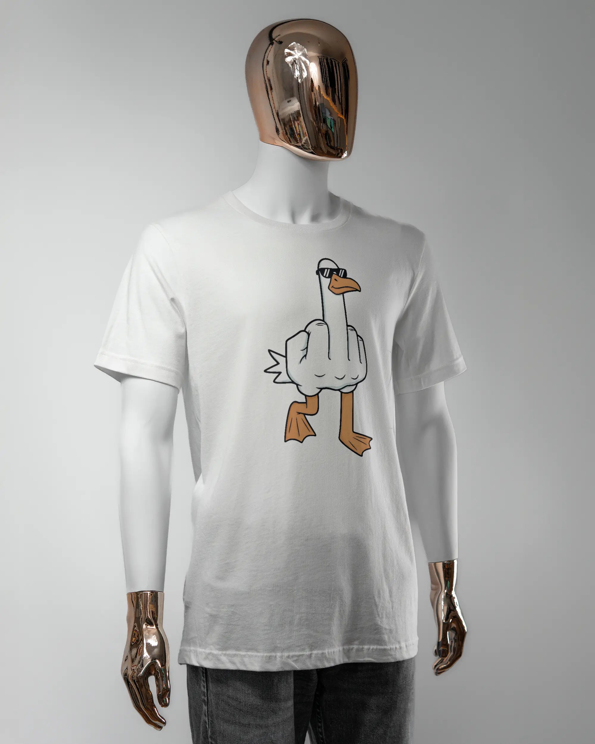Vorderseite des Basic Unisex T-Shirt Light von Maondo mit dem Design I give a duck in der Farbe White und in der Größe L getragen von einer maskulinen Puppe