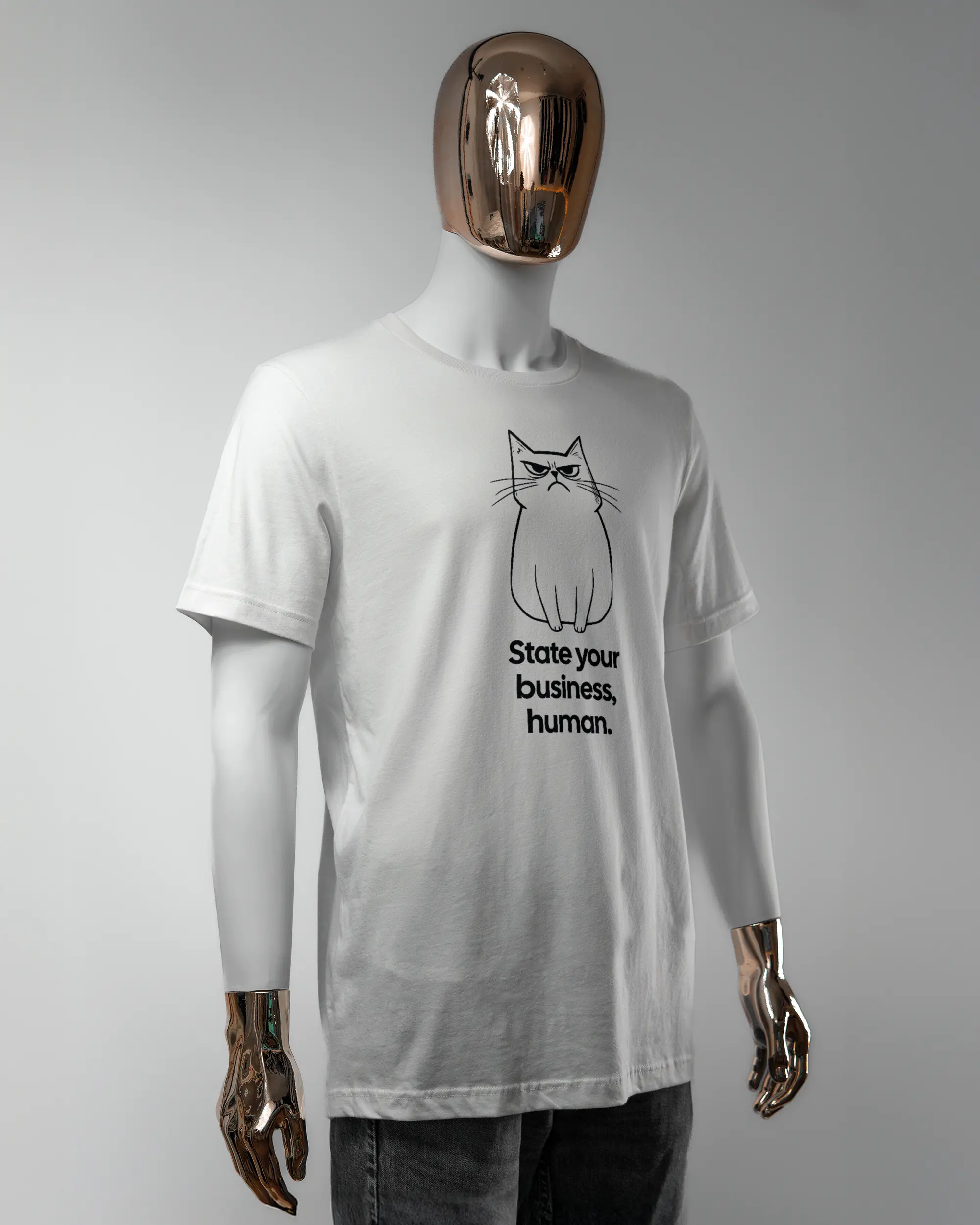 Vorderseite des Basic Unisex T-Shirt Light von Maondo mit dem Design Grumpy Purr in der Farbe White und in der Größe L getragen von einer maskulinen Puppe