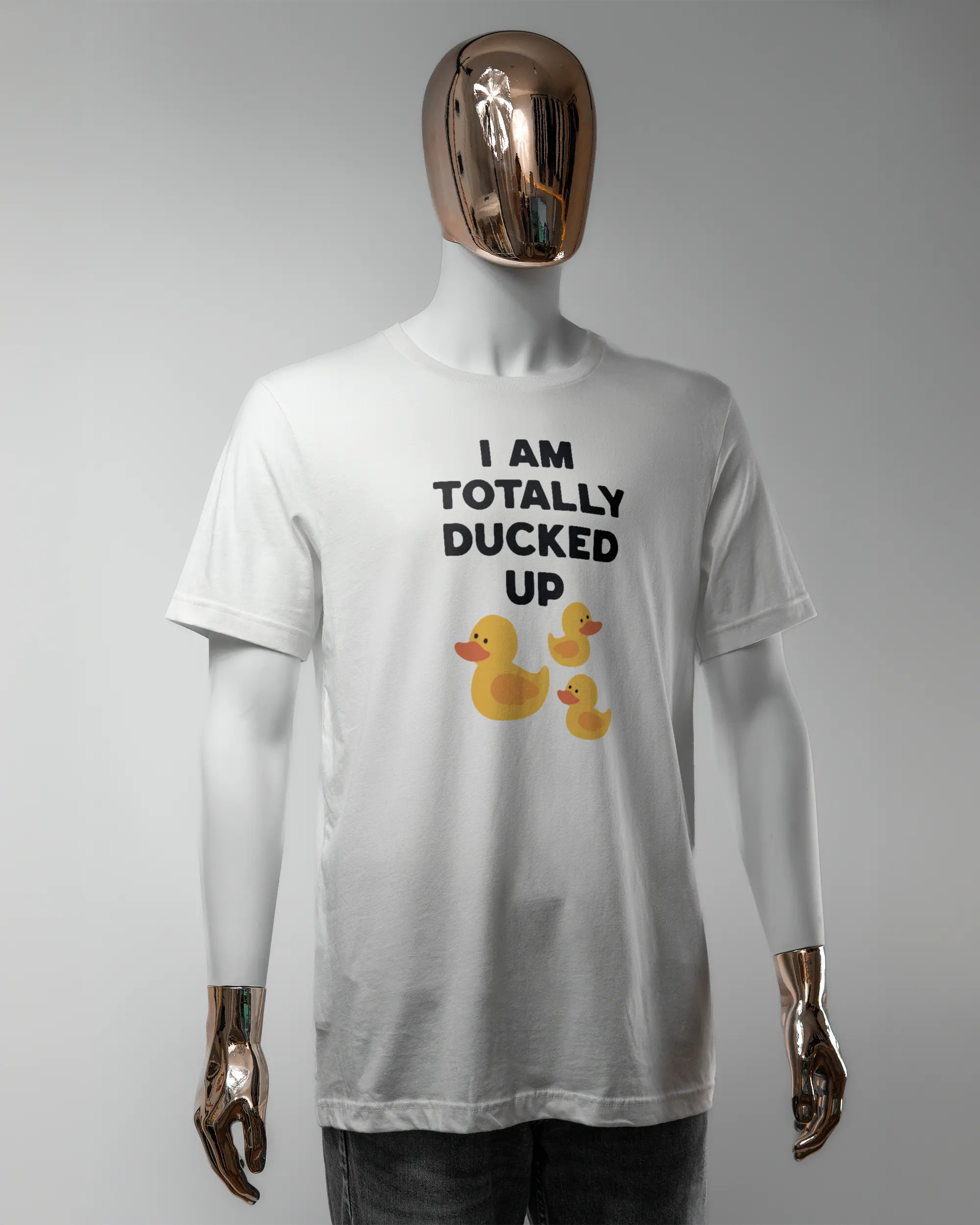 Vorderseite des Basic Unisex T-Shirt Light von Maondo mit dem Design Ducked Up in der Farbe White und in der Größe L getragen von einer maskulinen Puppe