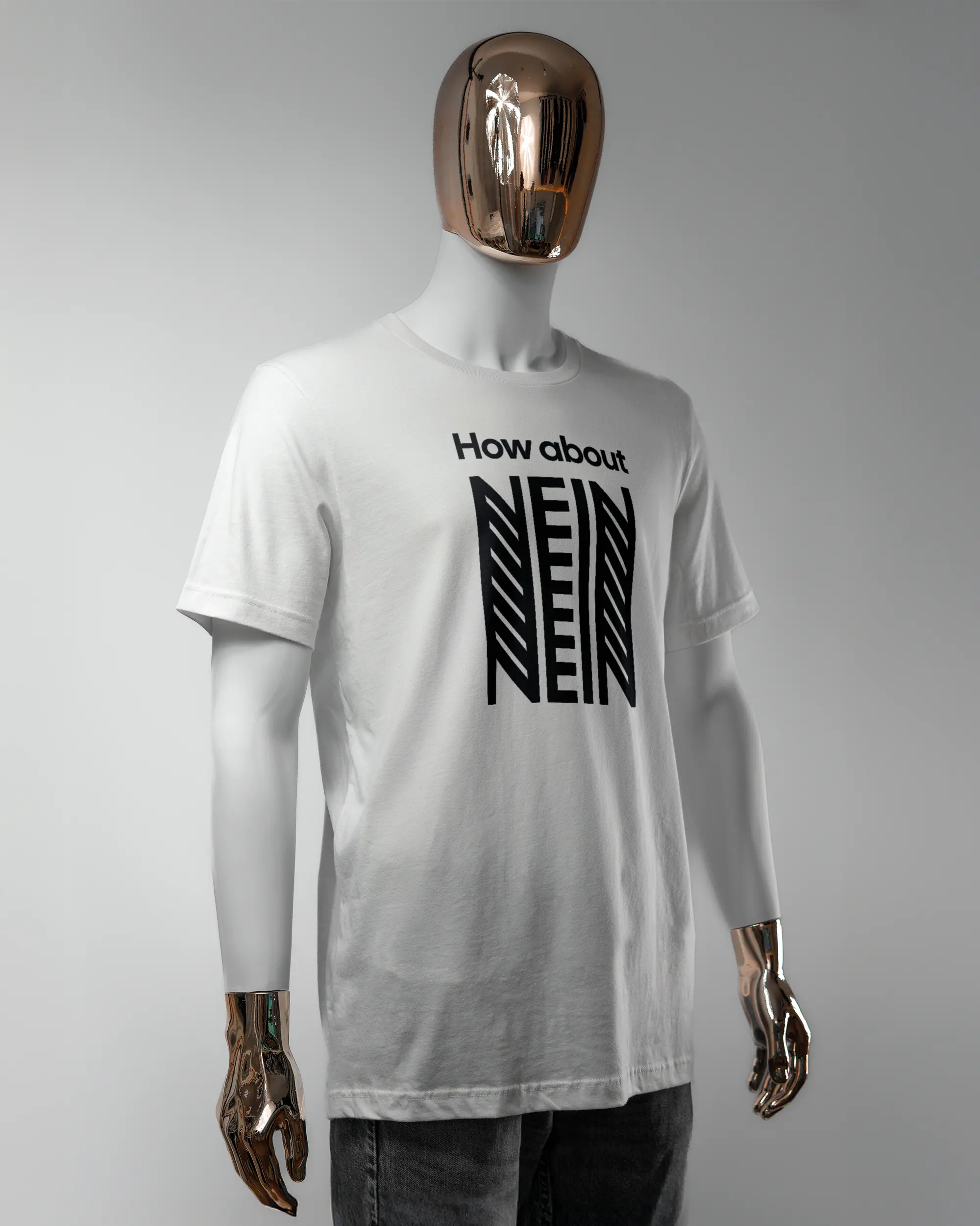 Vorderseite des Basic Unisex T-Shirt Light von Maondo mit dem Design How about nein in der Farbe White und in der Größe L getragen von einer maskulinen Puppe