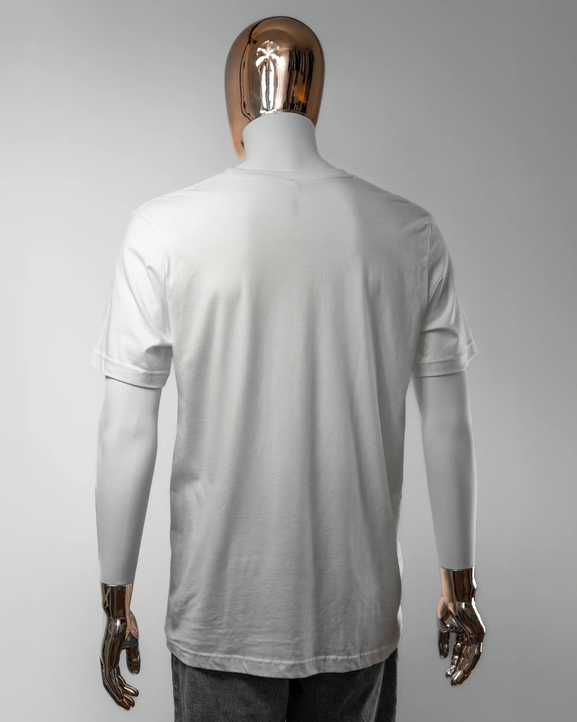 Rückseite des Basic Unisex T-Shirt Light von Maondo ohne Motiv in der Farbe White und in der Größe L getragen von einer maskulinen Puppe