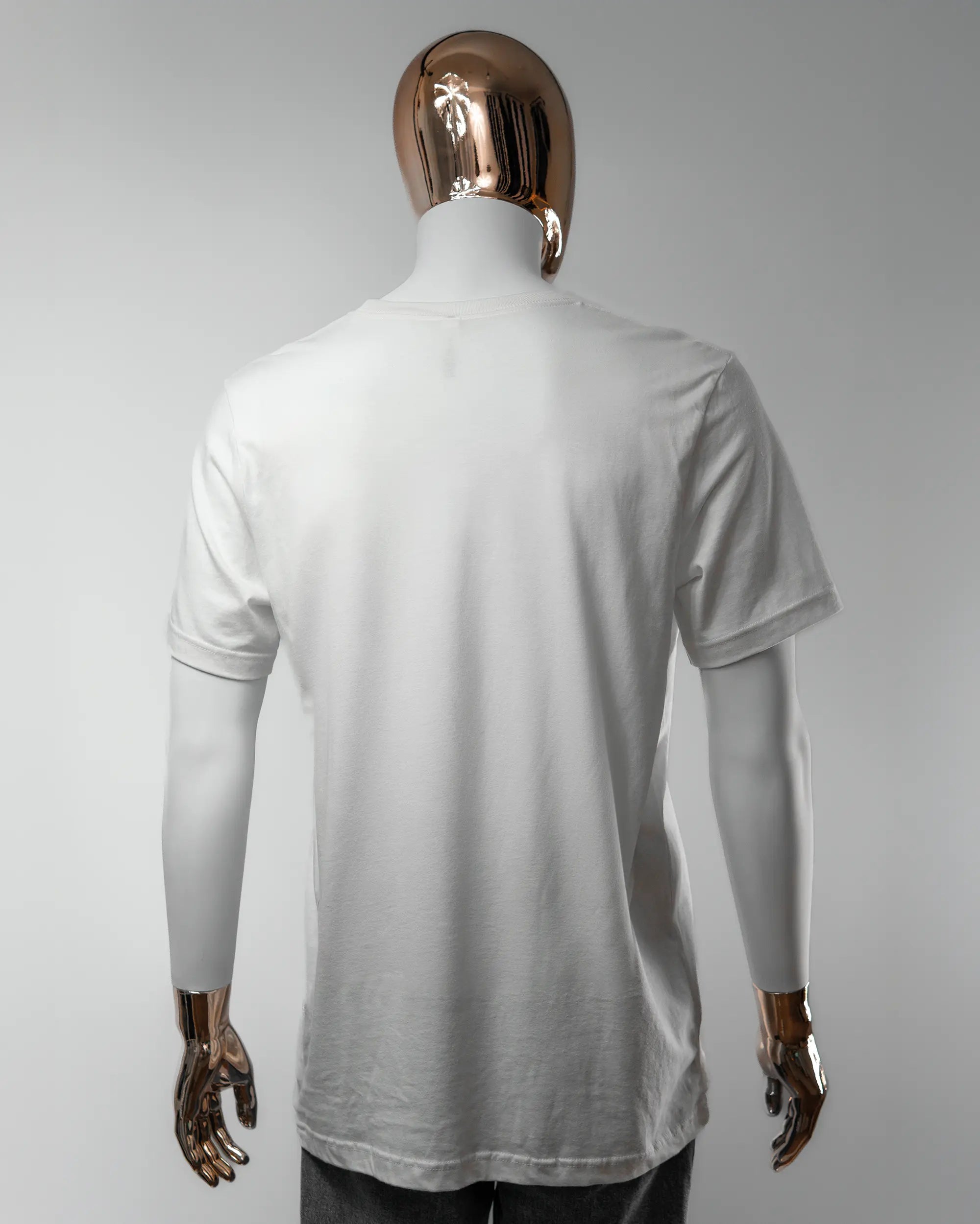 Rückseite des Basic Unisex T-Shirt Light von Maondo ohne Motiv in der Farbe White und in der Größe L getragen von einer maskulinen Puppe