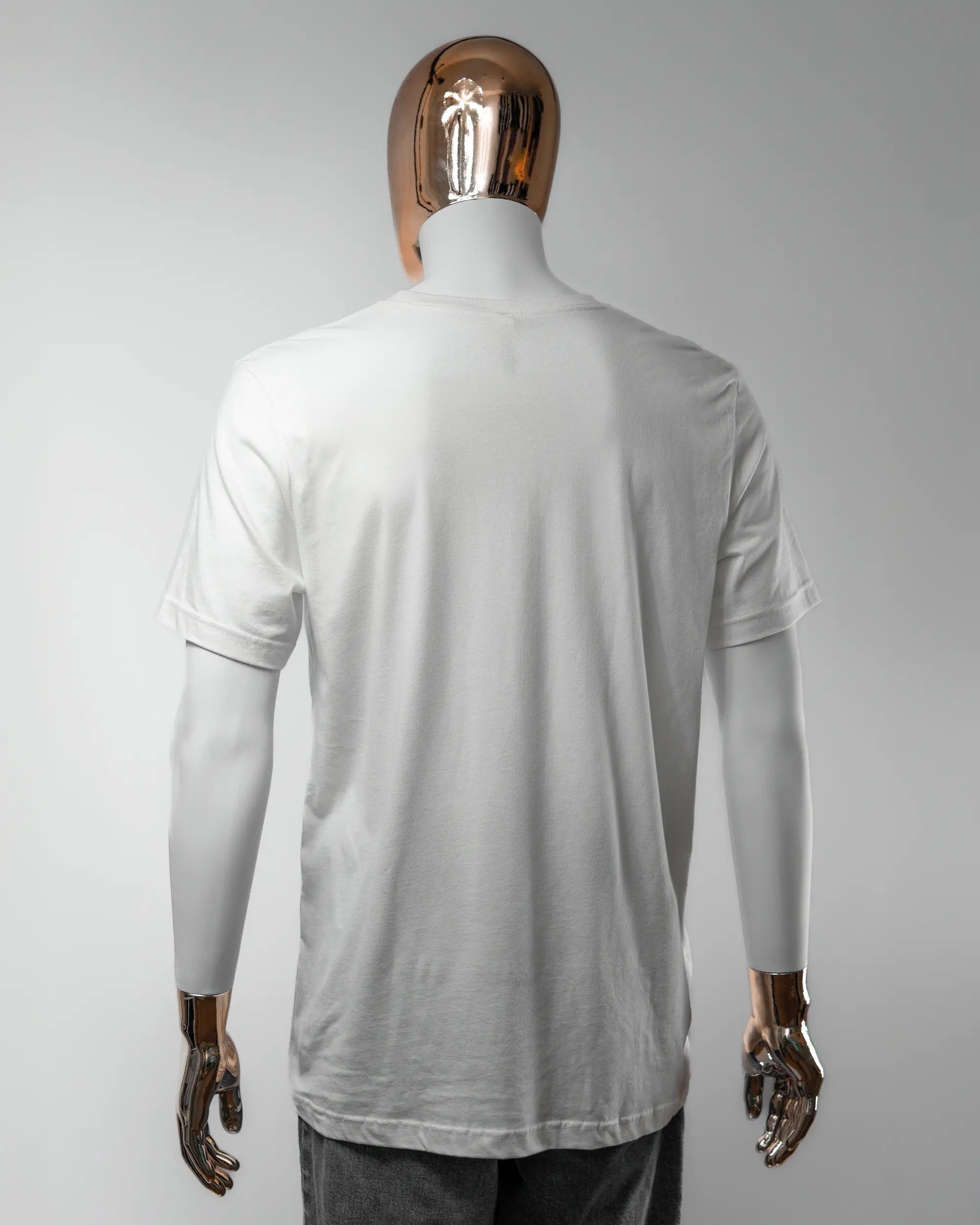 Rückseite des Basic Unisex T-Shirt Light von Maondo ohne Motiv in der Farbe White und in der Größe L getragen von einer maskulinen Puppe