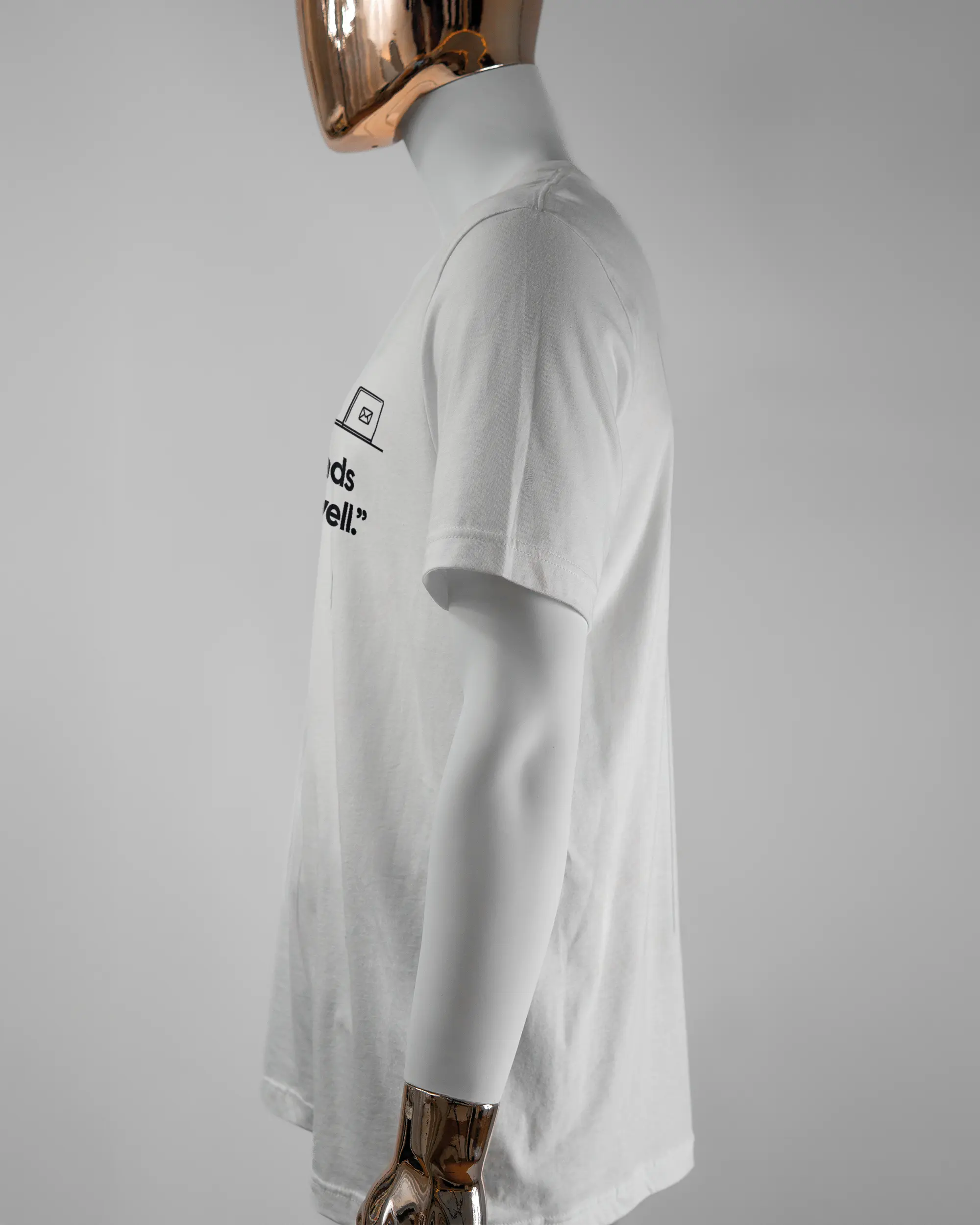 Seitenansicht des Basic Unisex T-Shirt Light von Maondo mit dem Design Found me not well vorne in der Farbe White und in der Größe L getragen von einer maskulinen Puppe