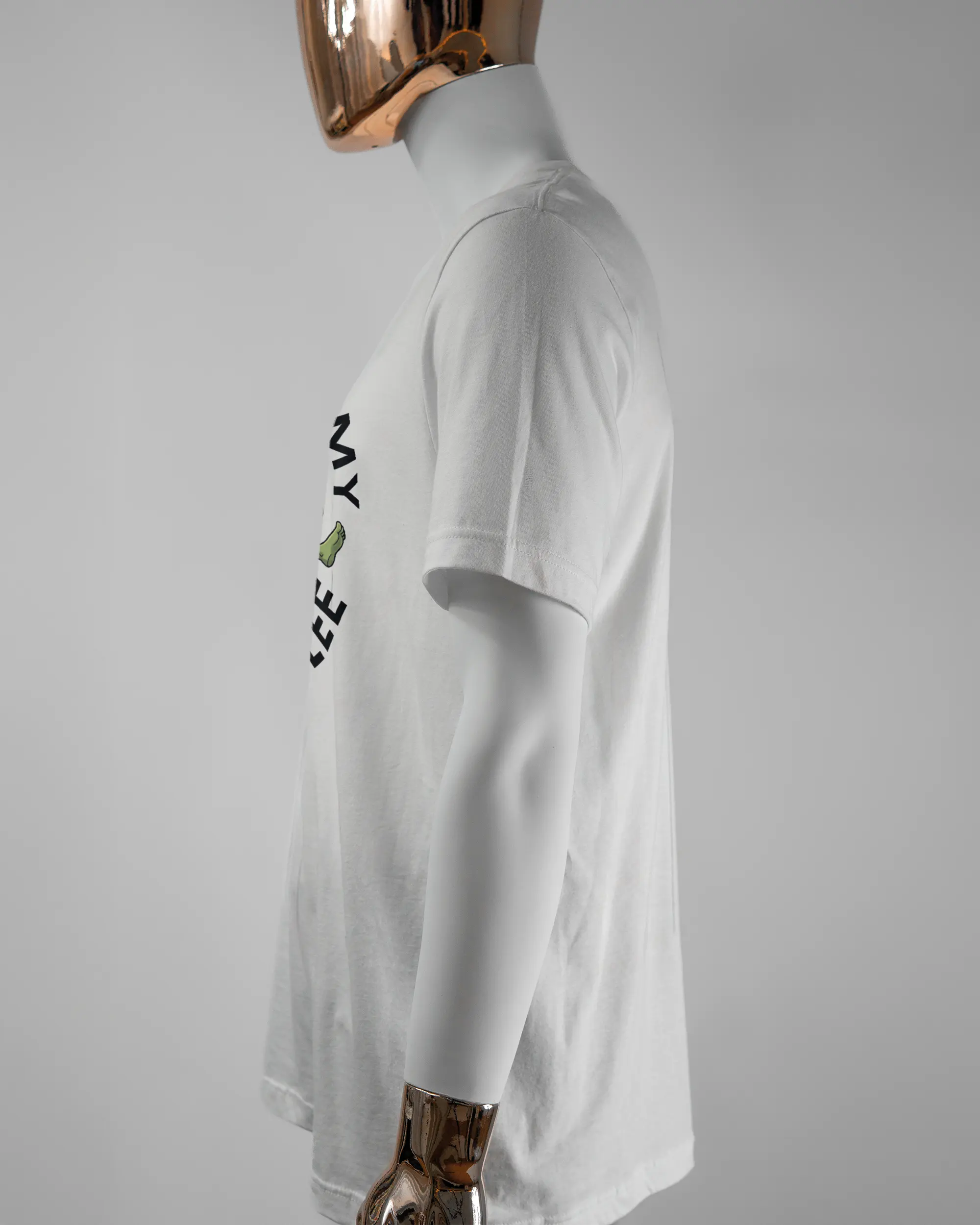 Seitenansicht des Basic Unisex T-Shirt Light von Maondo mit dem Design Brocco-Lee vorne in der Farbe White und in der Größe L getragen von einer maskulinen Puppe