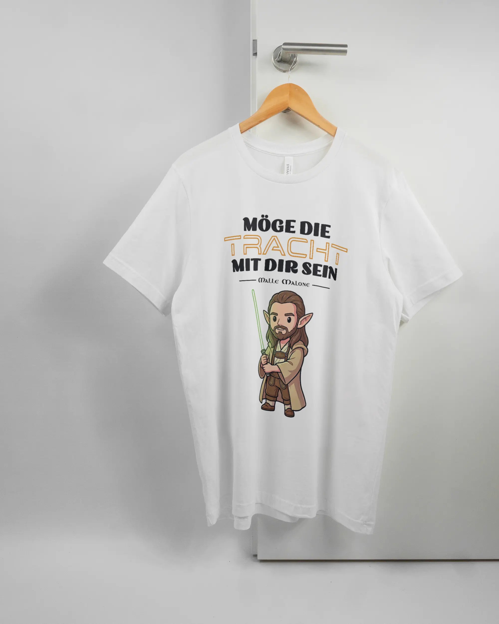 Vorderseite des Basic Unisex T-Shirt Light von Maondo mit dem Design Tracht mit dir in der Farbe White und in der Größe L auf einem Bügel an der Türklinke aufgehängt