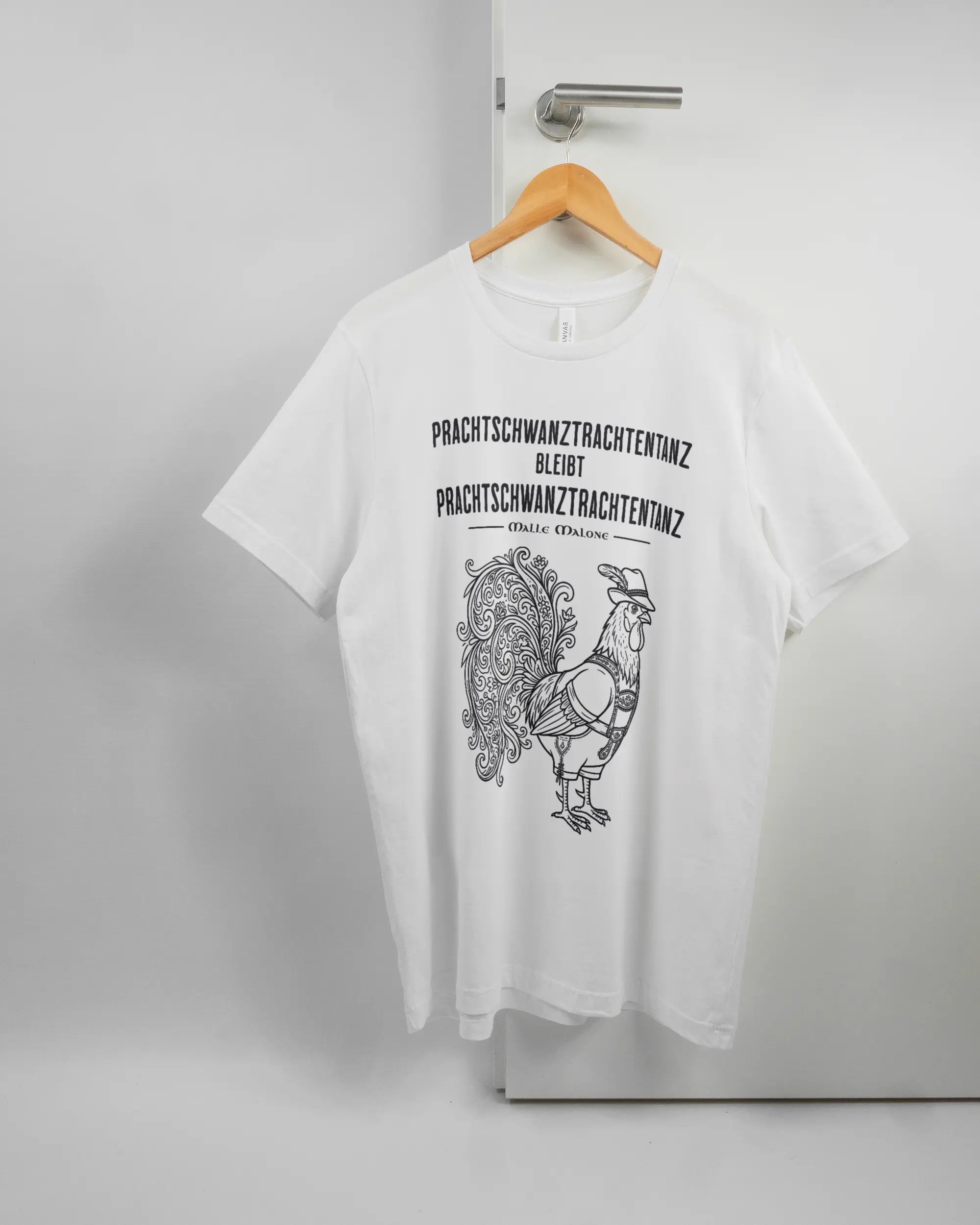 Vorderseite des Basic Unisex T-Shirt Light von Maondo mit dem Design Trachtentanz in der Farbe White und in der Größe L auf einem Bügel an der Türklinke aufgehängt