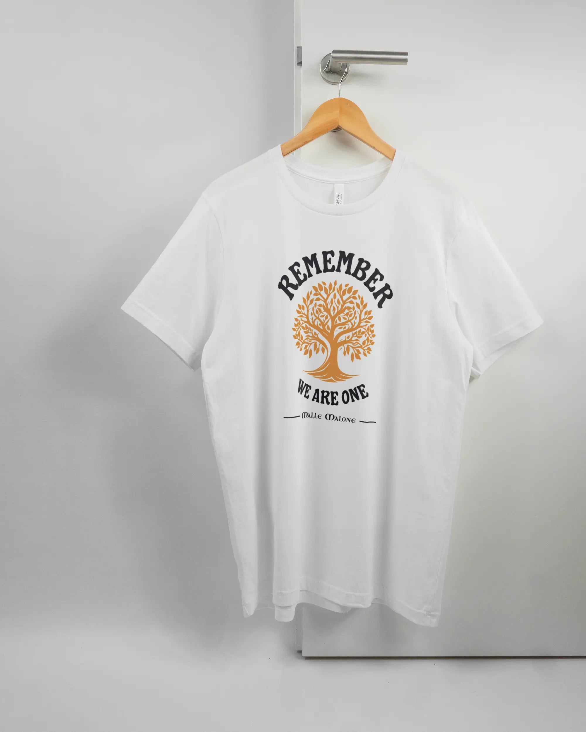 Vorderseite des Basic Unisex T-Shirt Light von Maondo mit dem Design We are one in der Farbe White und in der Größe L auf einem Bügel an der Türklinke aufgehängt