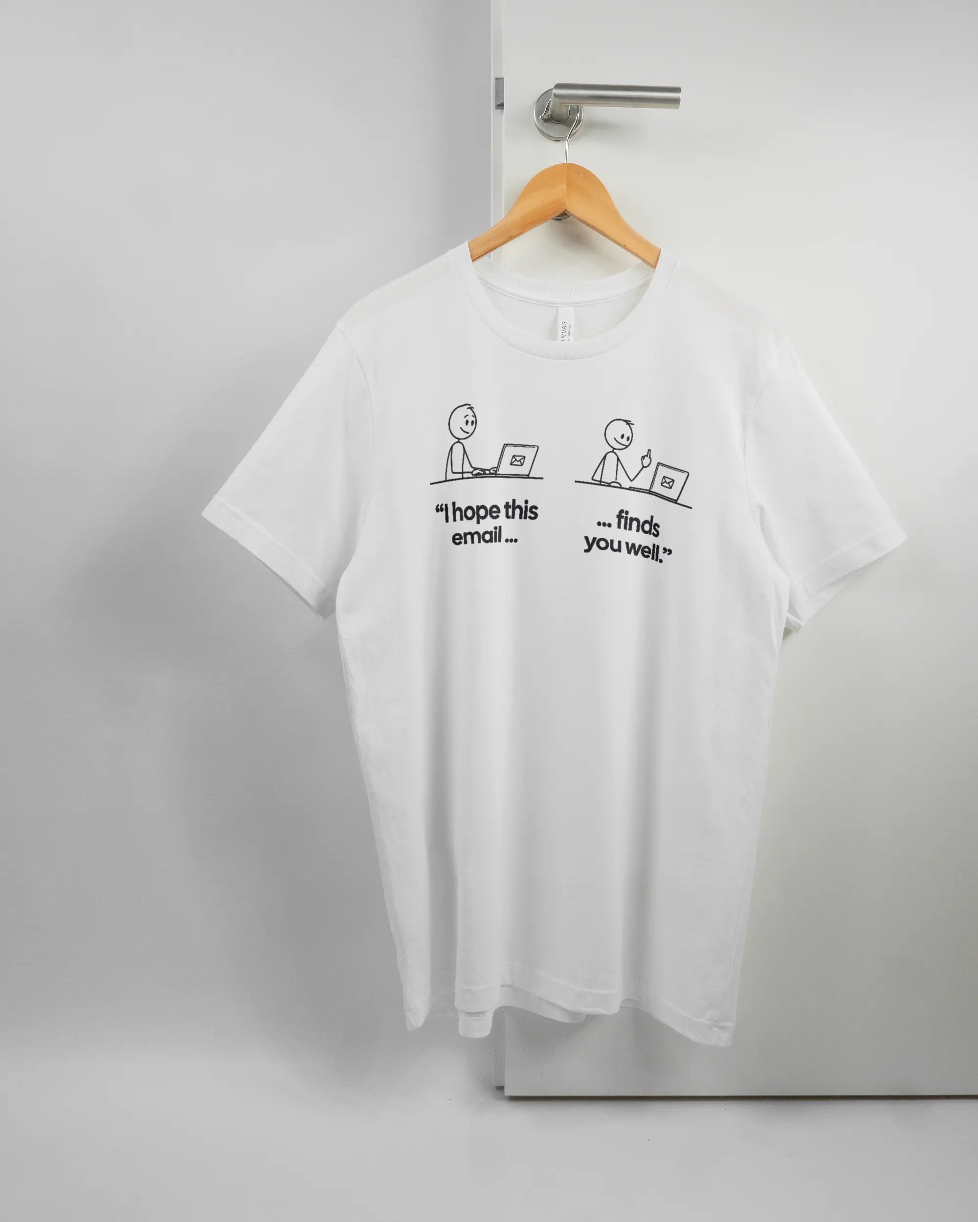 Vorderseite des Basic Unisex T-Shirt Light von Maondo mit dem Design Found me not well in der Farbe White und in der Größe L auf einem Bügel an der Türklinke aufgehängt