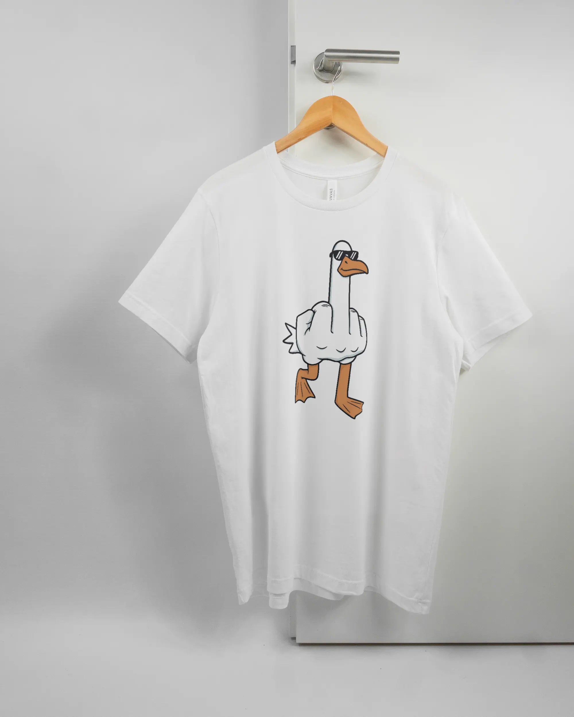 Vorderseite des Basic Unisex T-Shirt Light von Maondo mit dem Design I give a duck in der Farbe White und in der Größe L auf einem Bügel an der Türklinke aufgehängt