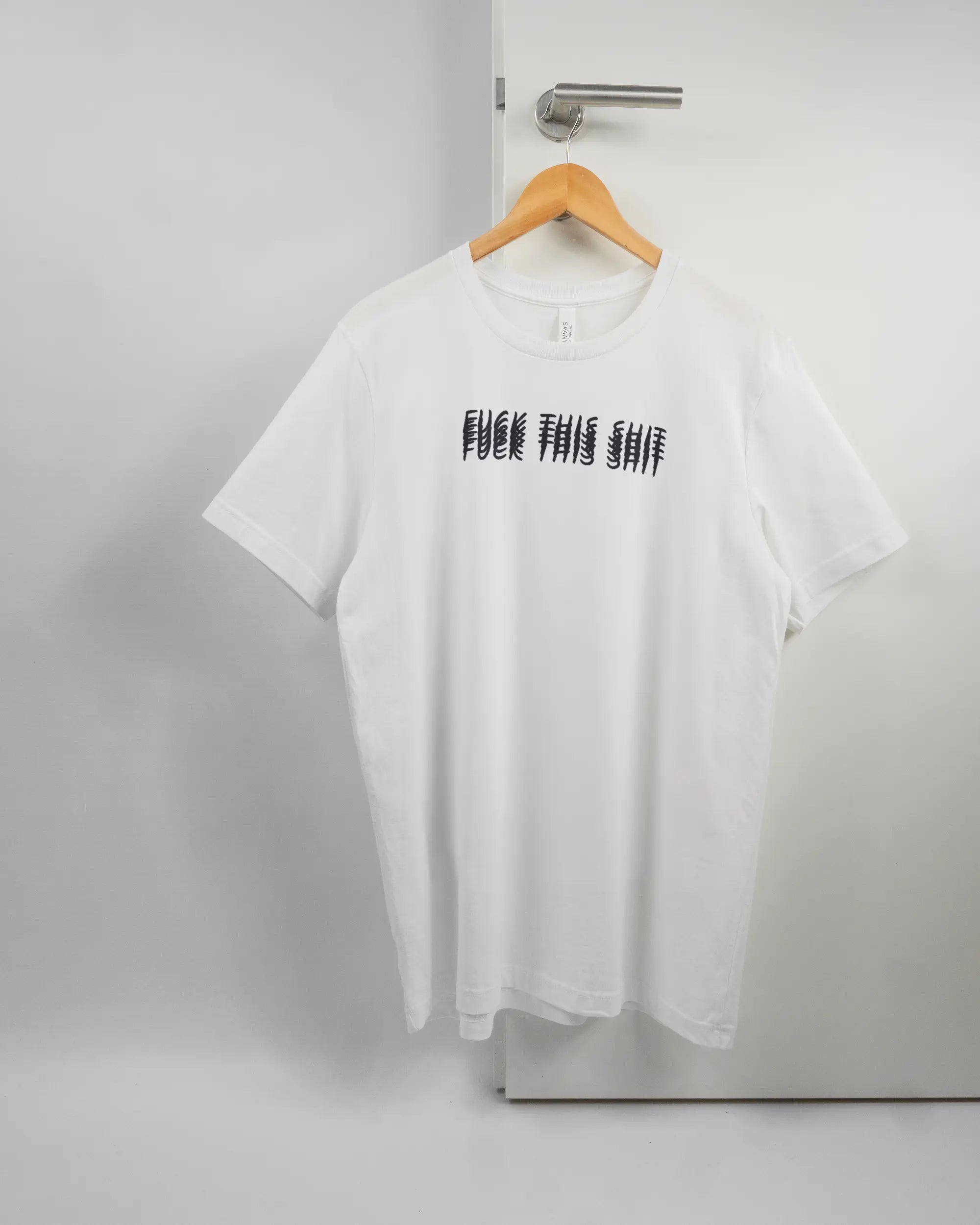 Vorderseite des Basic Unisex T-Shirt Light von Maondo mit dem Design Hidden Message in der Farbe White und in der Größe L auf einem Bügel an der Türklinke aufgehängt