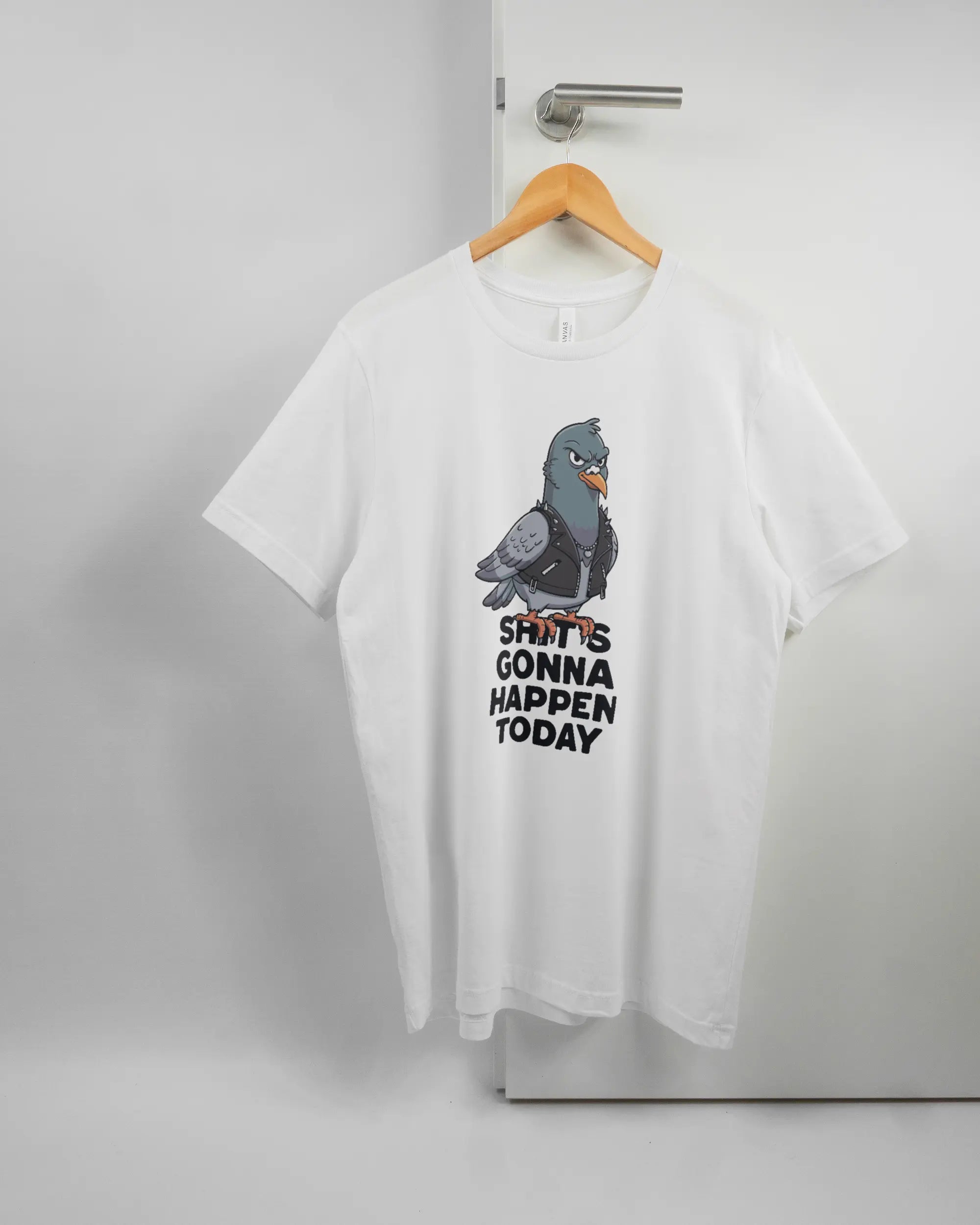 Vorderseite des Basic Unisex T-Shirt Light von Maondo mit dem Design Pigeon Pun in der Farbe White und in der Größe L auf einem Bügel an der Türklinke aufgehängt