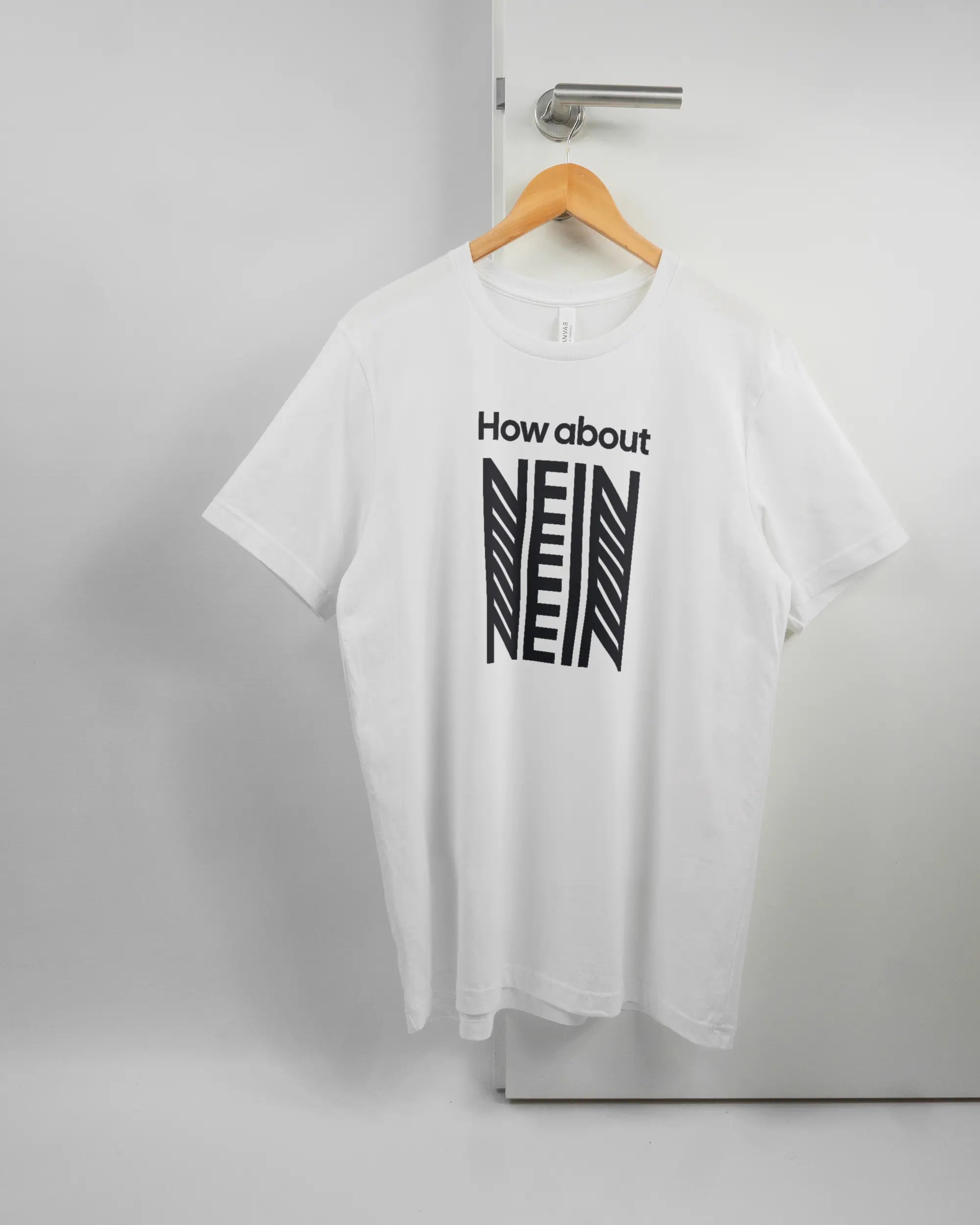 Vorderseite des Basic Unisex T-Shirt Light von Maondo mit dem Design How about nein in der Farbe White und in der Größe L auf einem Bügel an der Türklinke aufgehängt
