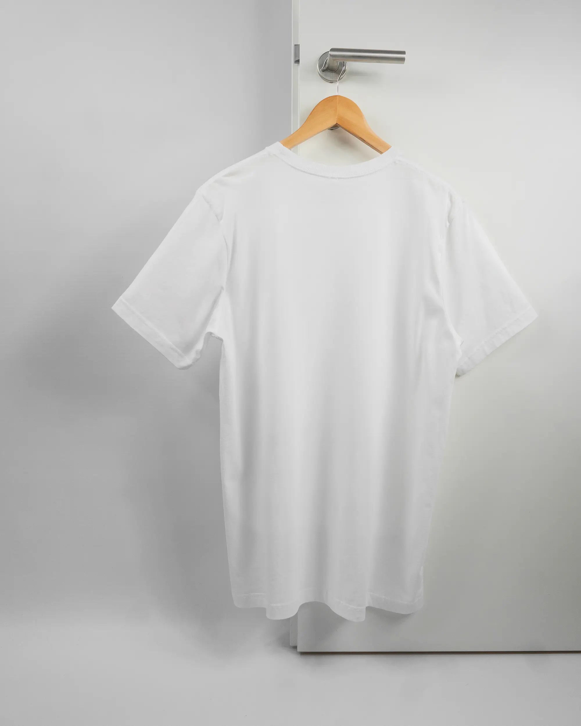 Rückseite des Basic Unisex T-Shirt Light von Maondo ohne Motiv in der Farbe White und in der Größe L auf einem Bügel an der Türklinke aufgehängt