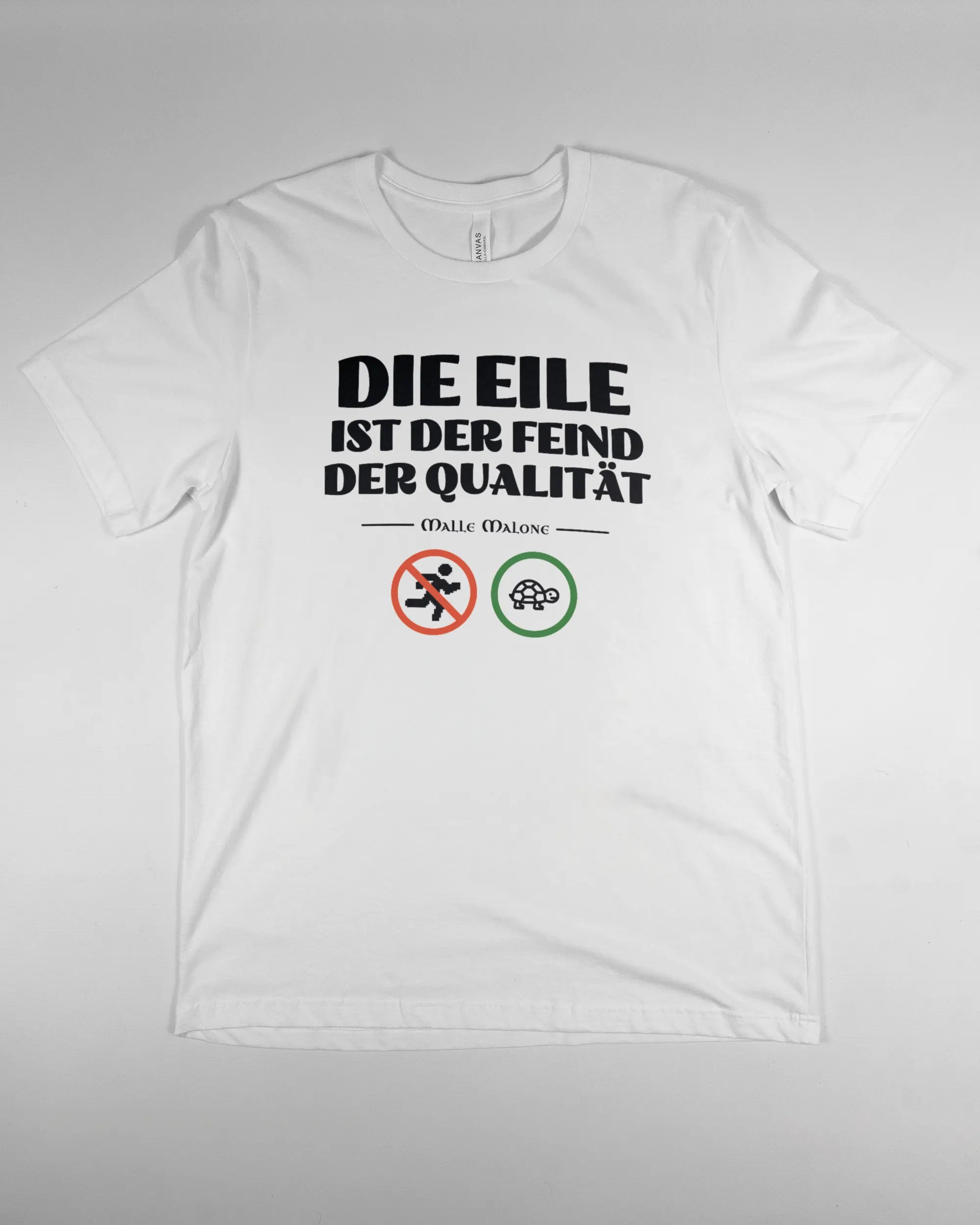 Vorderseite des Basic Unisex T-Shirt Light von Maondo mit dem Design Keine Eile in der Farbe White und in der Größe L flach auf den Boden gelegt