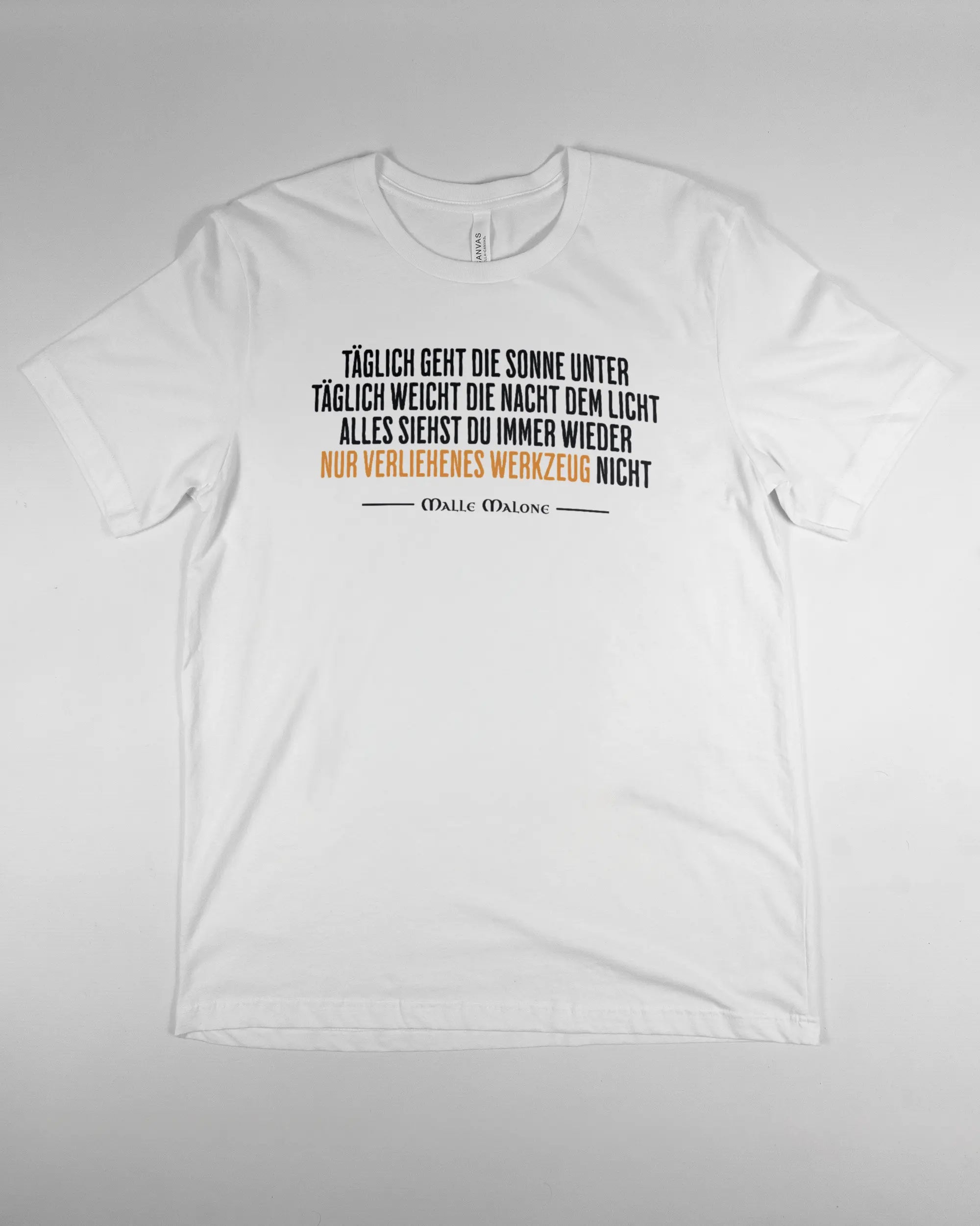 Vorderseite des Basic Unisex T-Shirt Light von Maondo mit dem Design Wegzeug in der Farbe White und in der Größe L flach auf den Boden gelegt