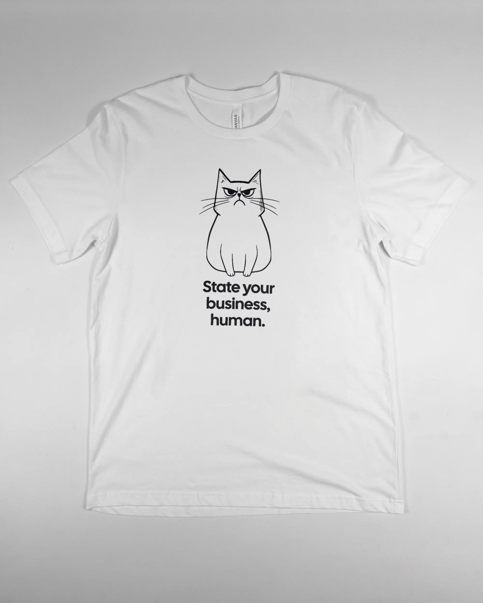 Vorderseite des Basic Unisex T-Shirt Light von Maondo mit dem Design Grumpy Purr in der Farbe White und in der Größe L flach auf den Boden gelegt