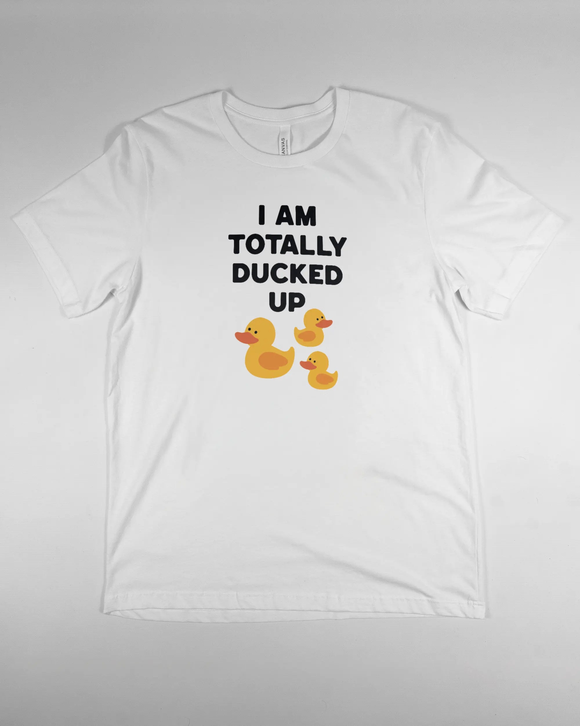 Vorderseite des Basic Unisex T-Shirt Light von Maondo mit dem Design Ducked Up in der Farbe White und in der Größe L flach auf den Boden gelegt