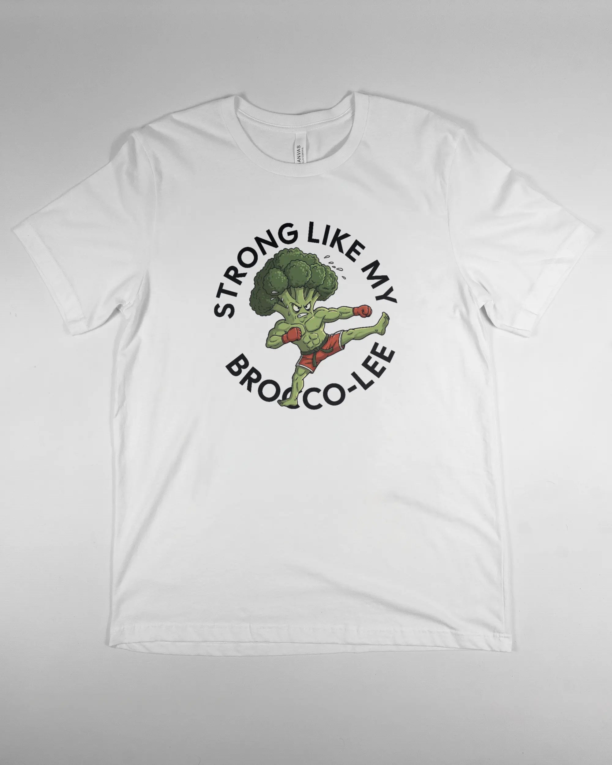 Vorderseite des Basic Unisex T-Shirt Light von Maondo mit dem Design Brocco-Lee in der Farbe White und in der Größe L flach auf den Boden gelegt