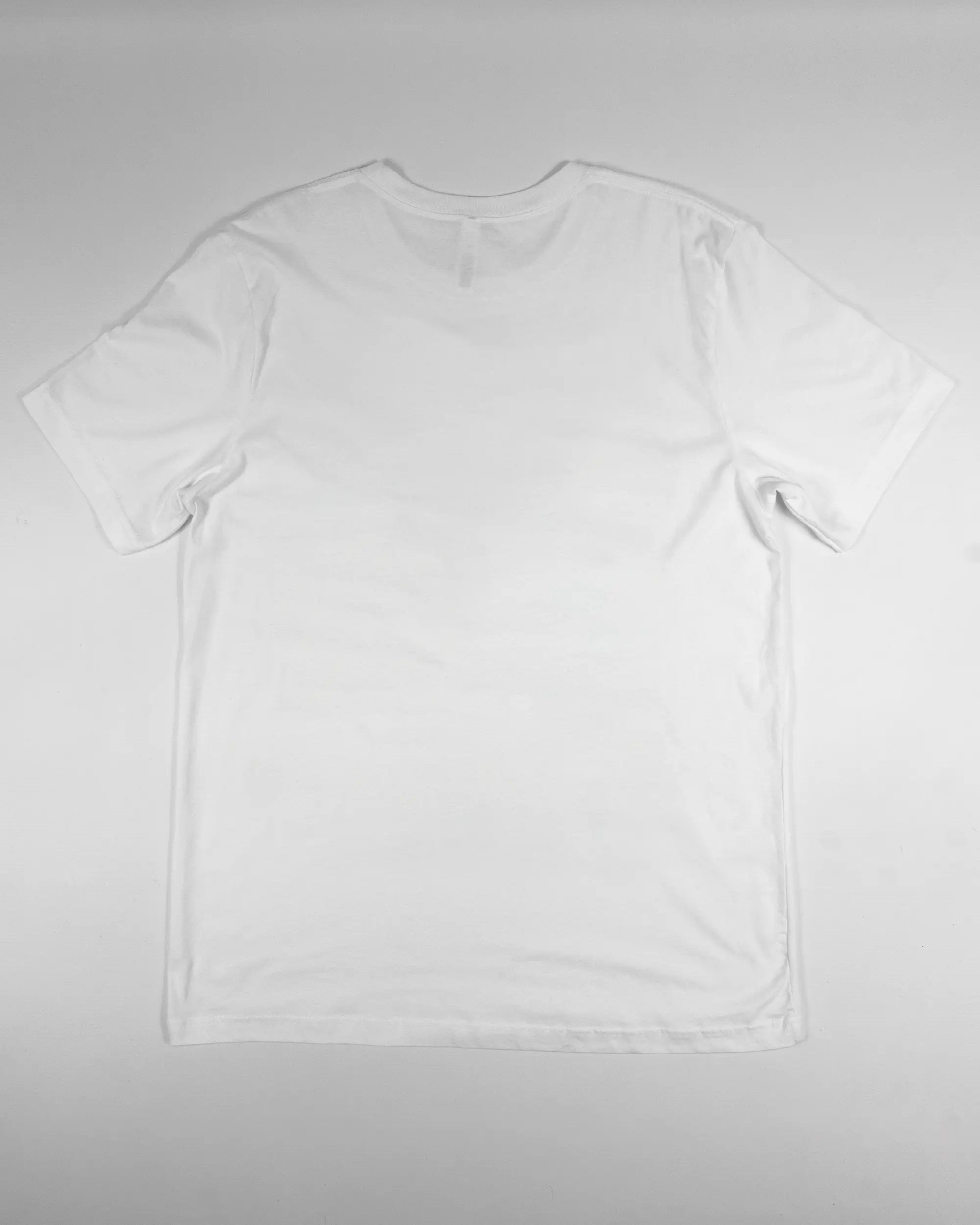 Rückseite des Basic Unisex T-Shirt Light von Maondo ohne Motiv in der Farbe White und in der Größe L flach auf den Boden gelegt