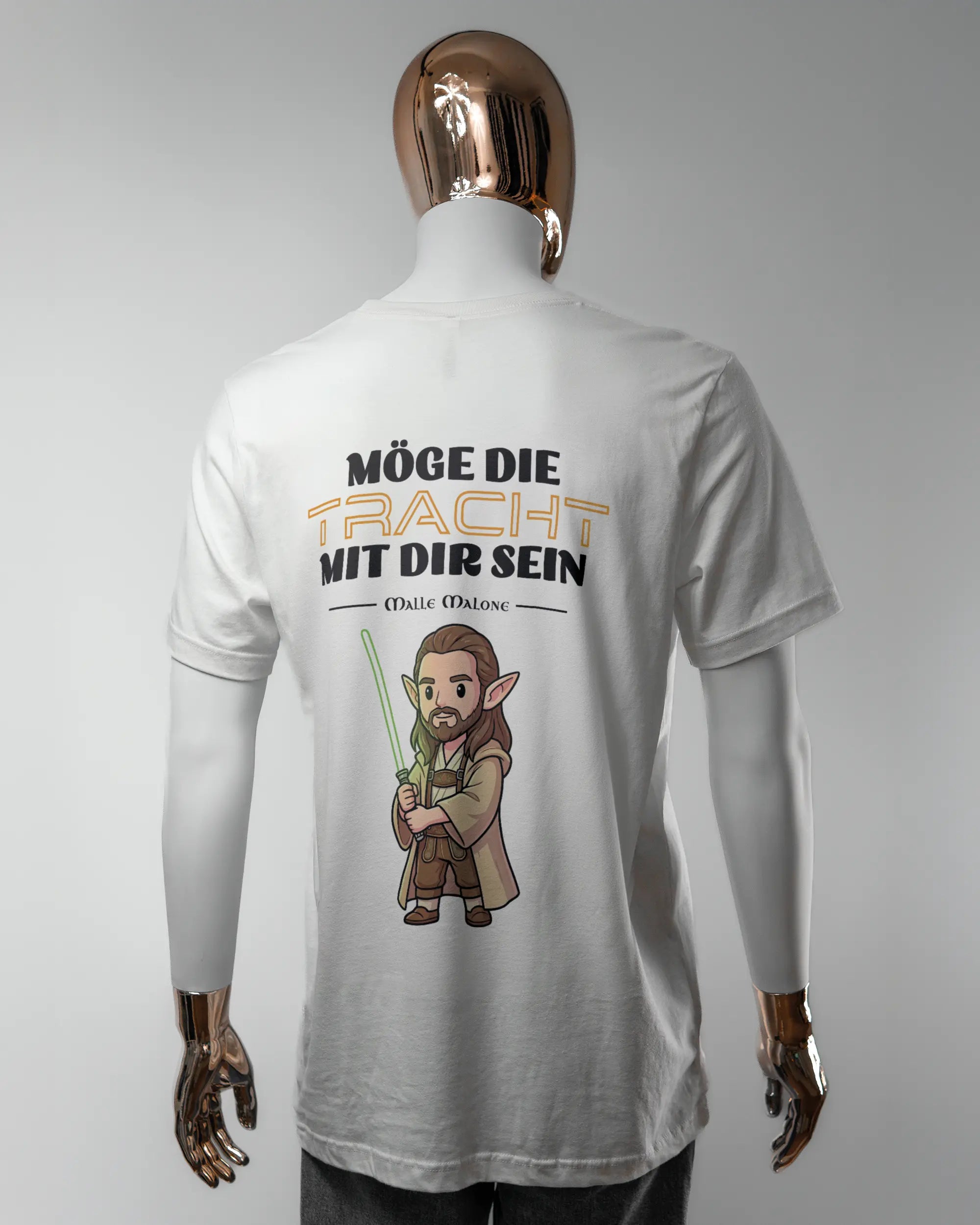 Rückseite des Basic Unisex T-Shirt Light von Maondo mit dem Design Tracht mit dir in der Farbe White und in der Größe L getragen von einer maskulinen Puppe