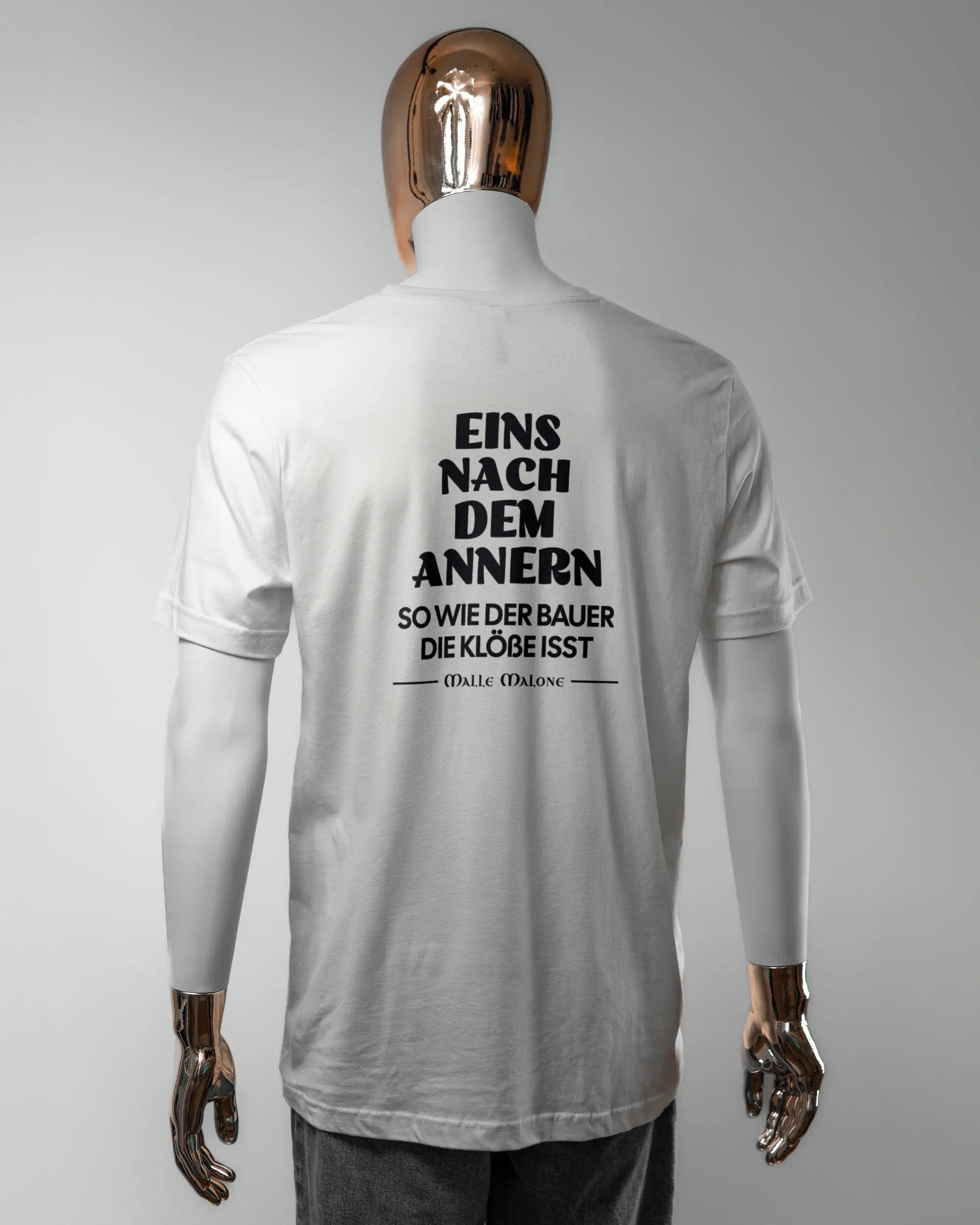 Rückseite des Basic Unisex T-Shirt Light von Maondo mit dem Design Eins nach dem Annern in der Farbe White und in der Größe L getragen von einer maskulinen Puppe